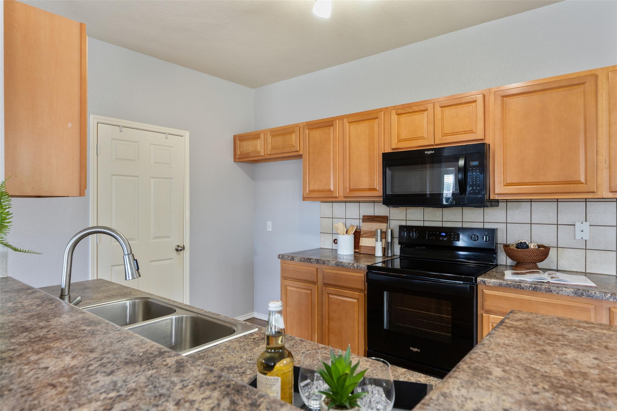 102 Anderson St, Hutto, TX 78634