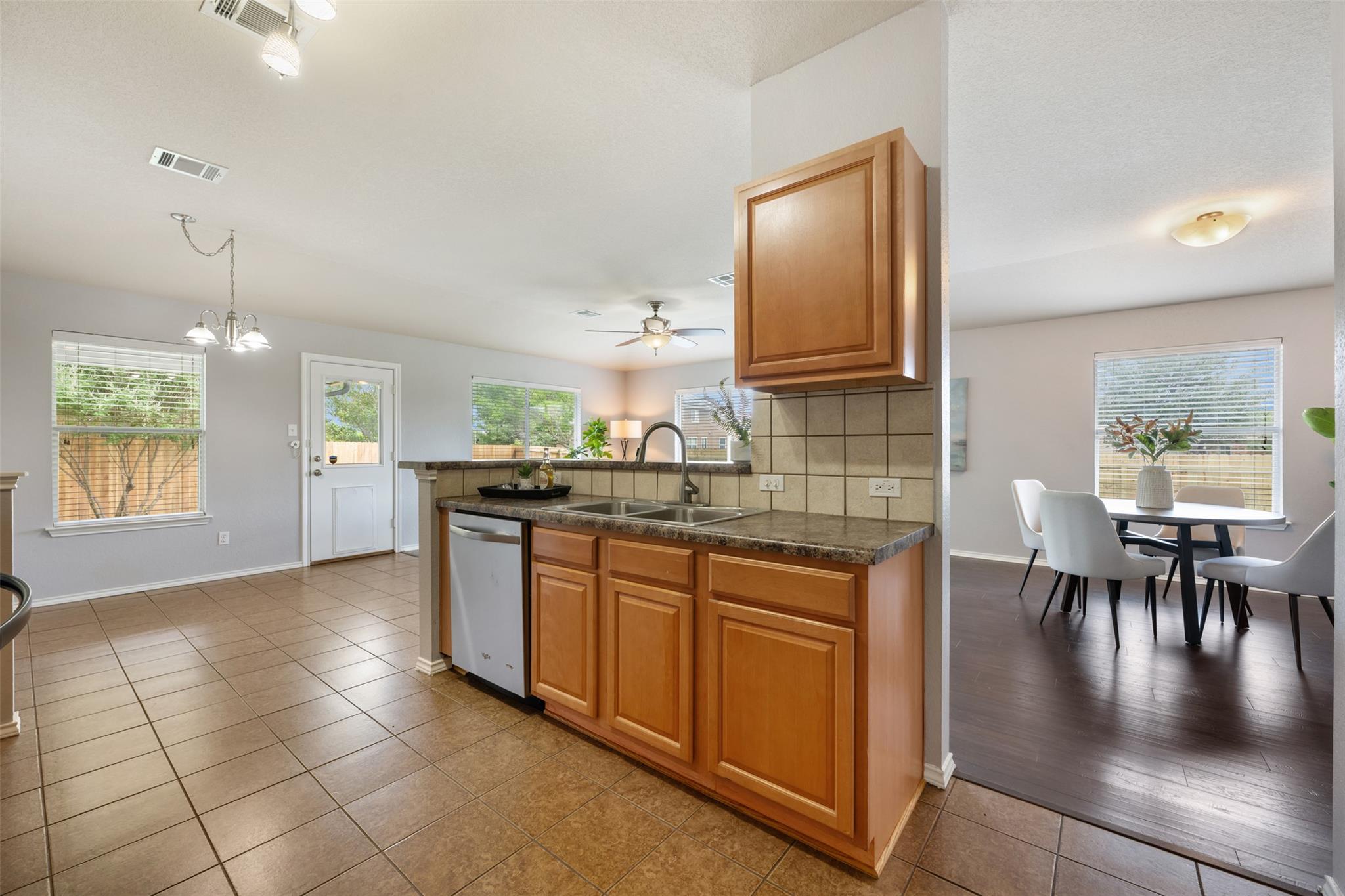 102 Anderson St, Hutto, TX 78634