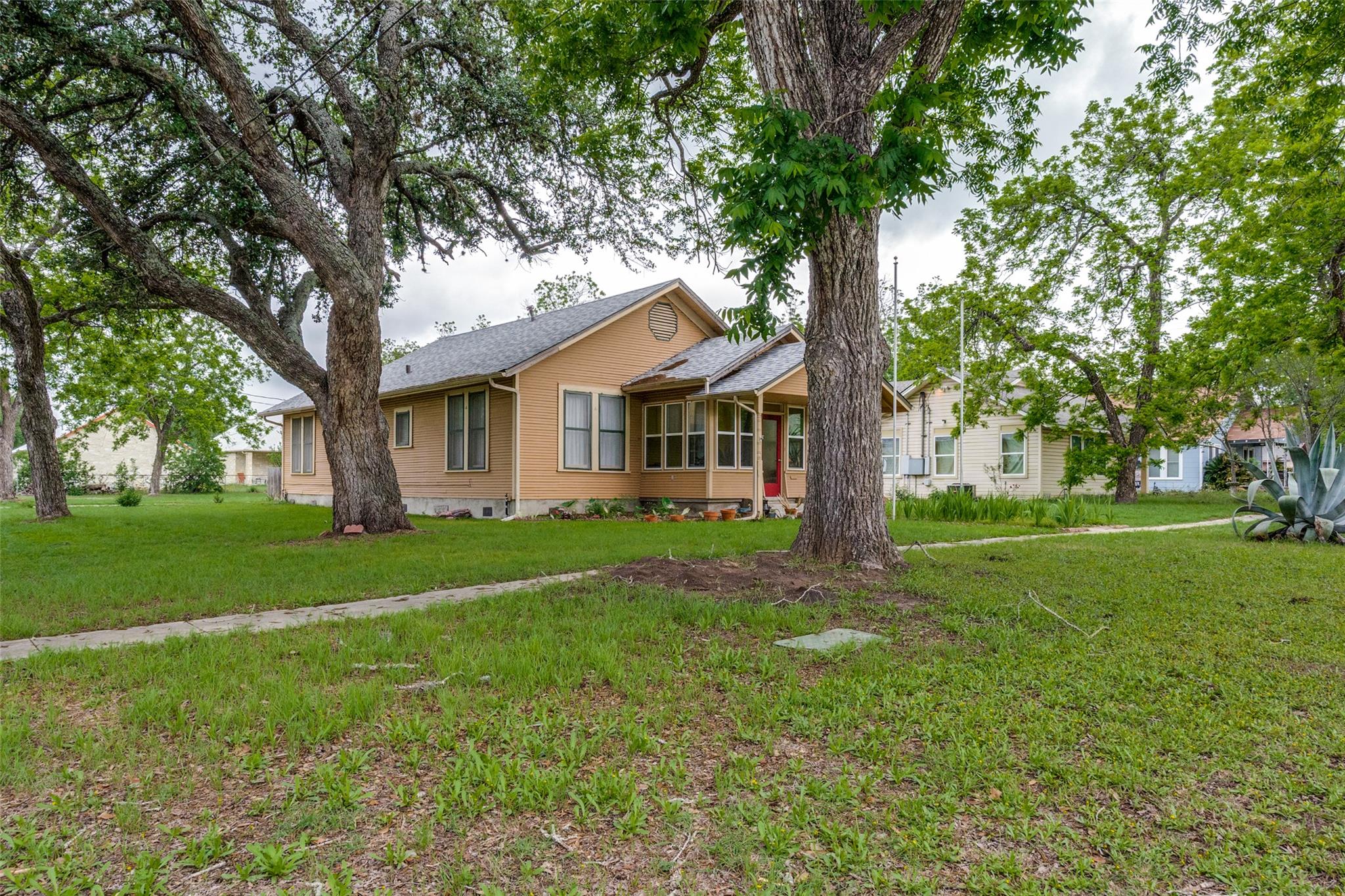 520 S Pecan Ave, Luling, TX 78648