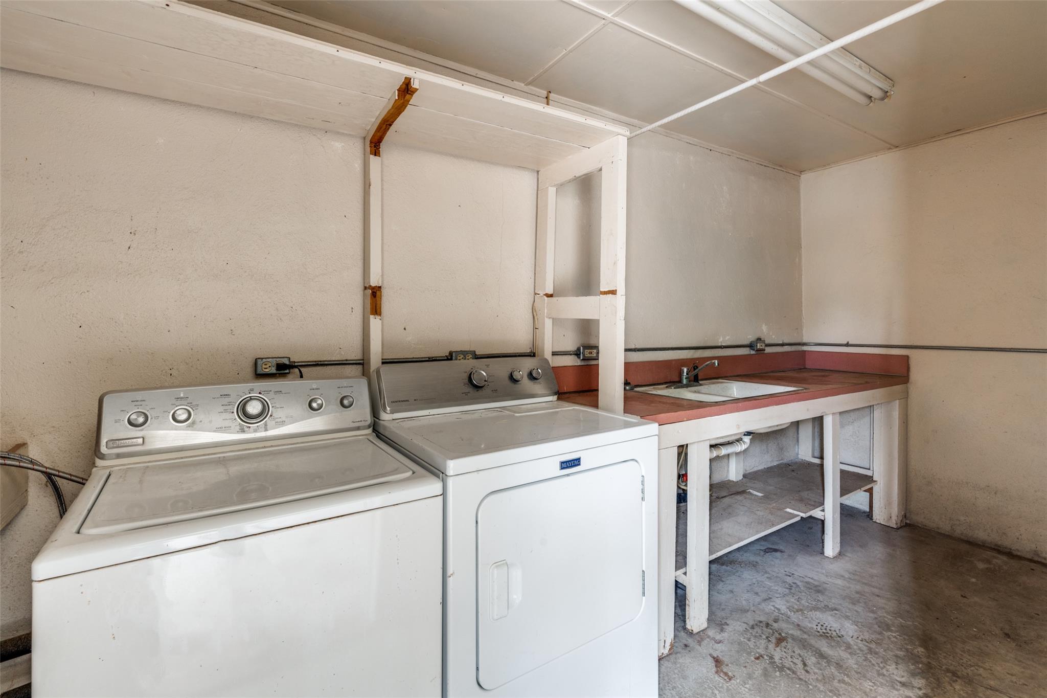 520 S Pecan Ave, Luling, TX 78648