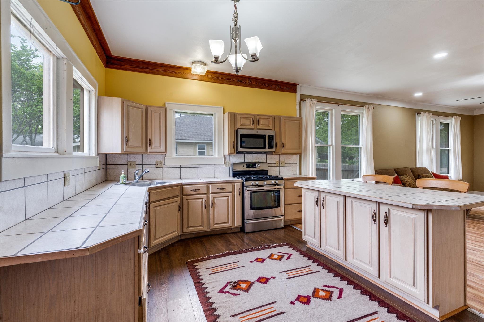 520 S Pecan Ave, Luling, TX 78648