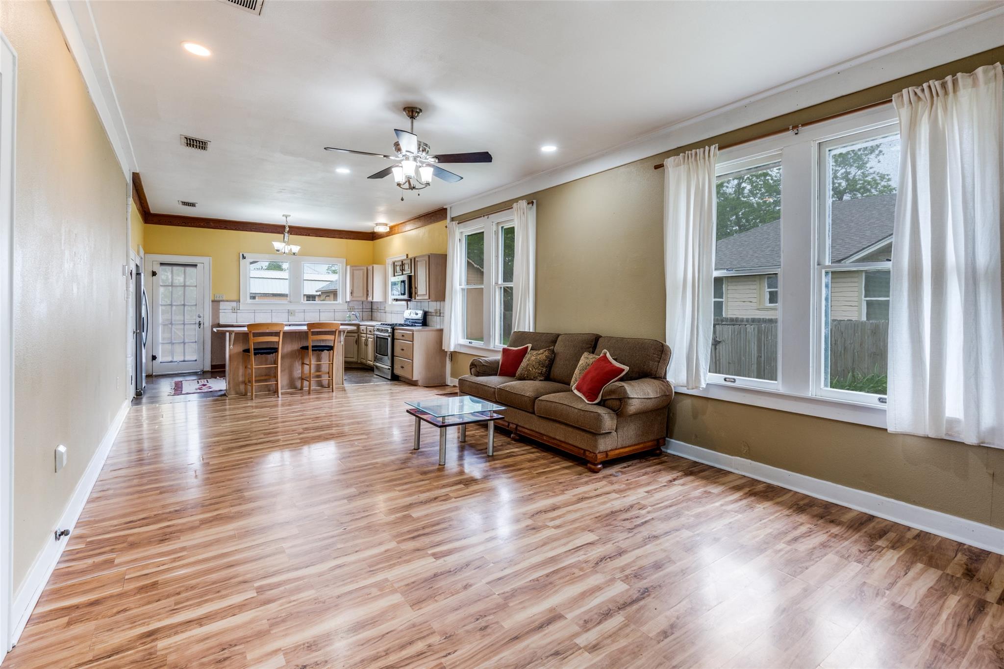 520 S Pecan Ave, Luling, TX 78648