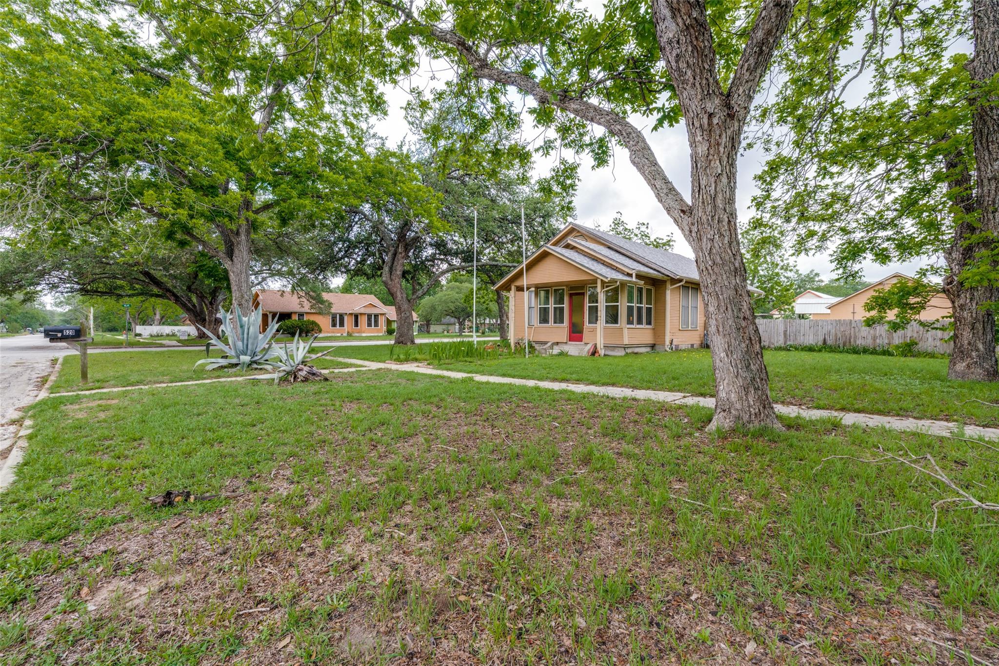 520 S Pecan Ave, Luling, TX 78648