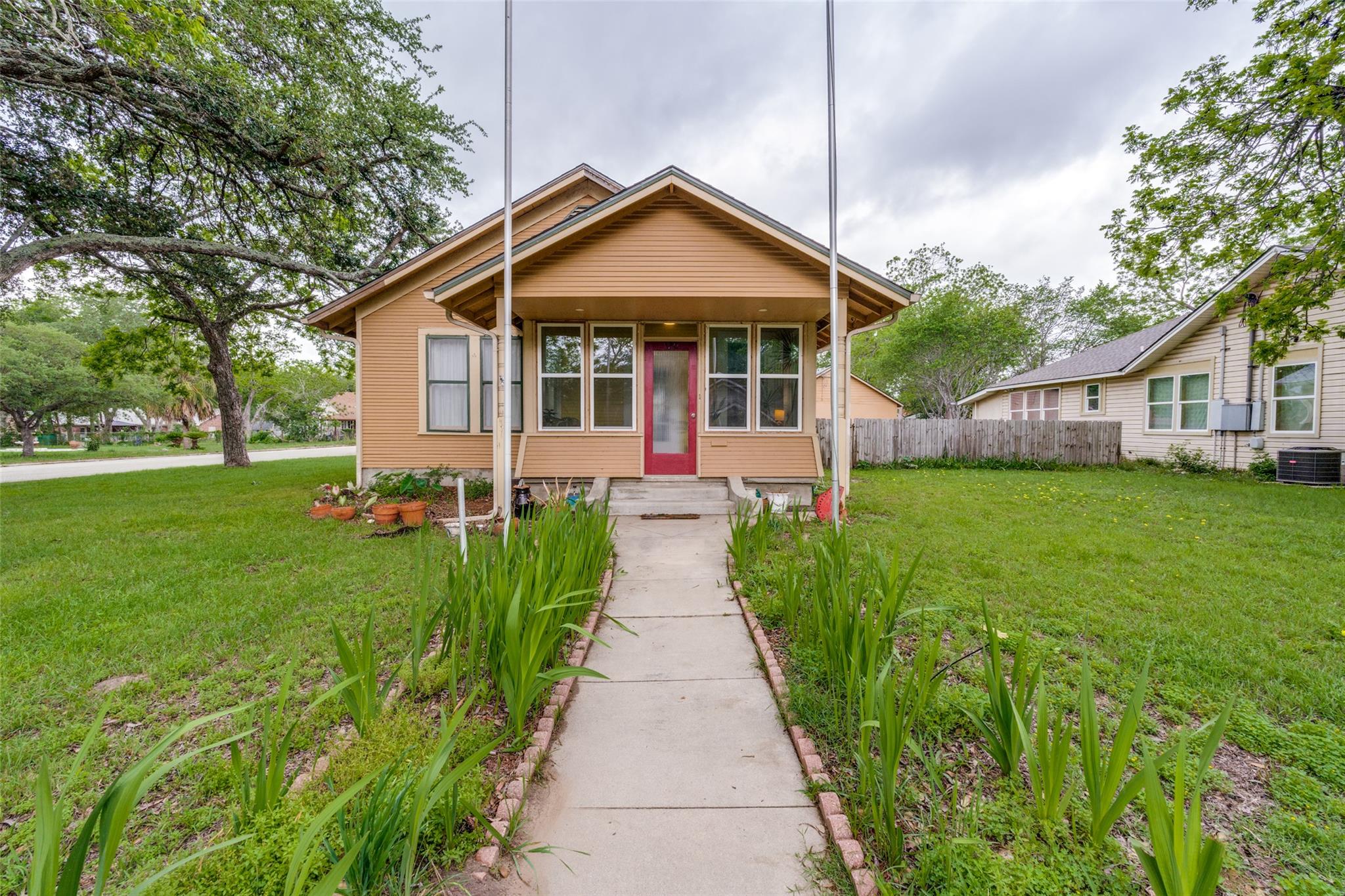 520 S Pecan Ave, Luling, TX 78648