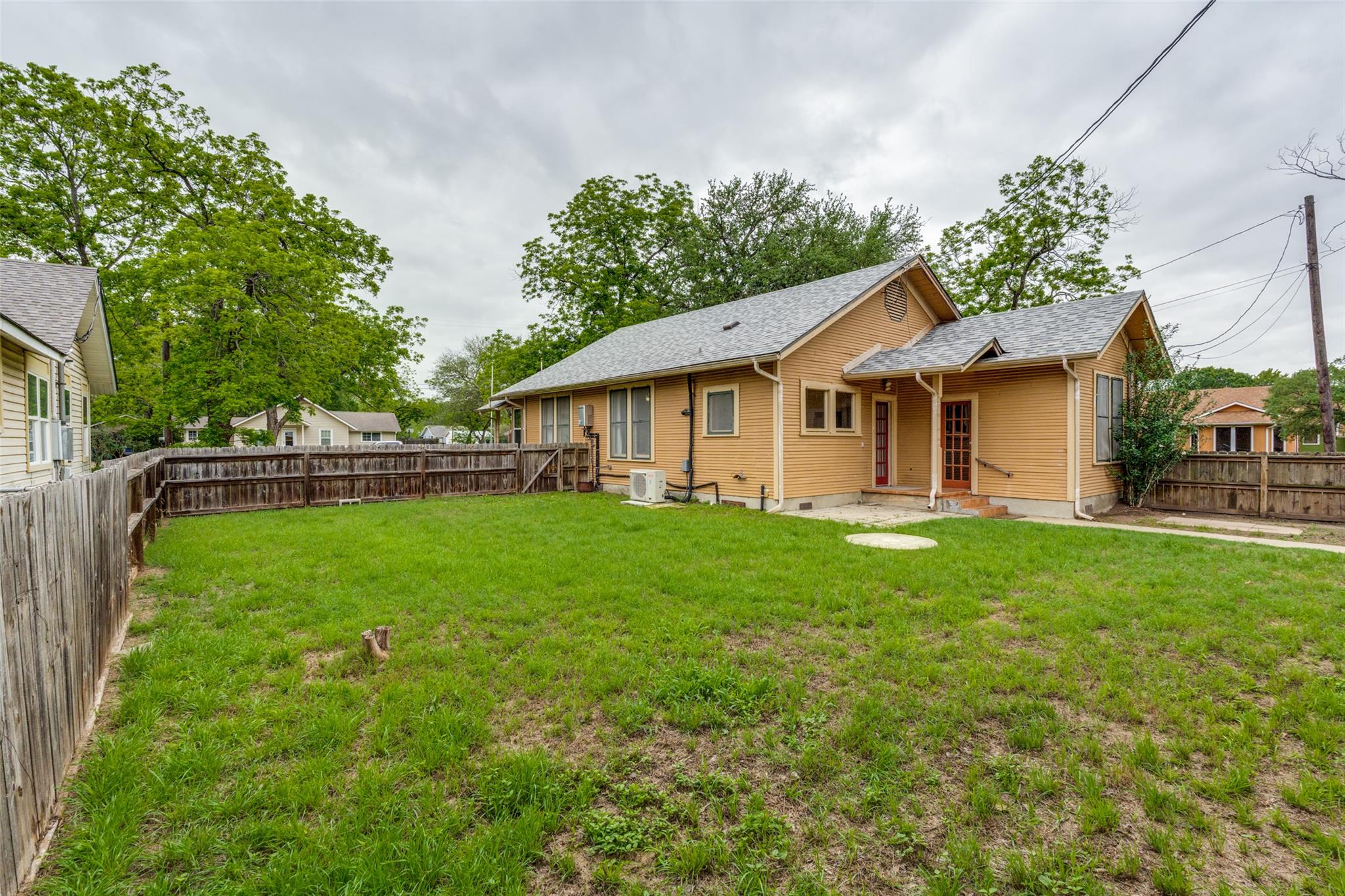 520 S Pecan Ave, Luling, TX 78648