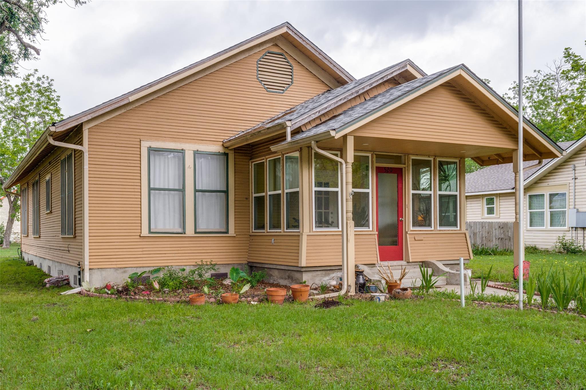 520 S Pecan Ave, Luling, TX 78648