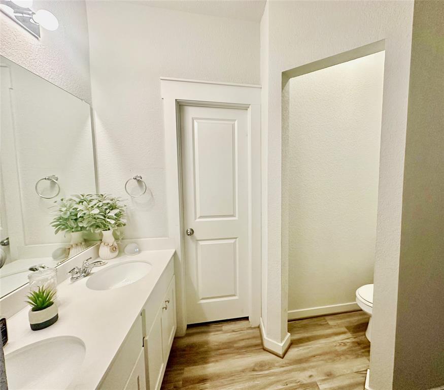 527 N HENDELSON Ln, Hutto, TX 78634