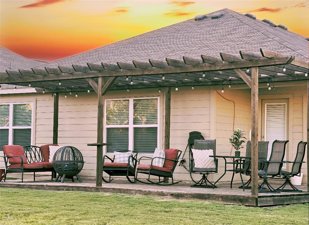 527 N HENDELSON Ln, Hutto, TX 78634