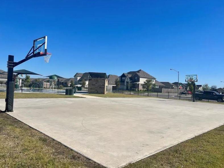 527 N HENDELSON Ln, Hutto, TX 78634