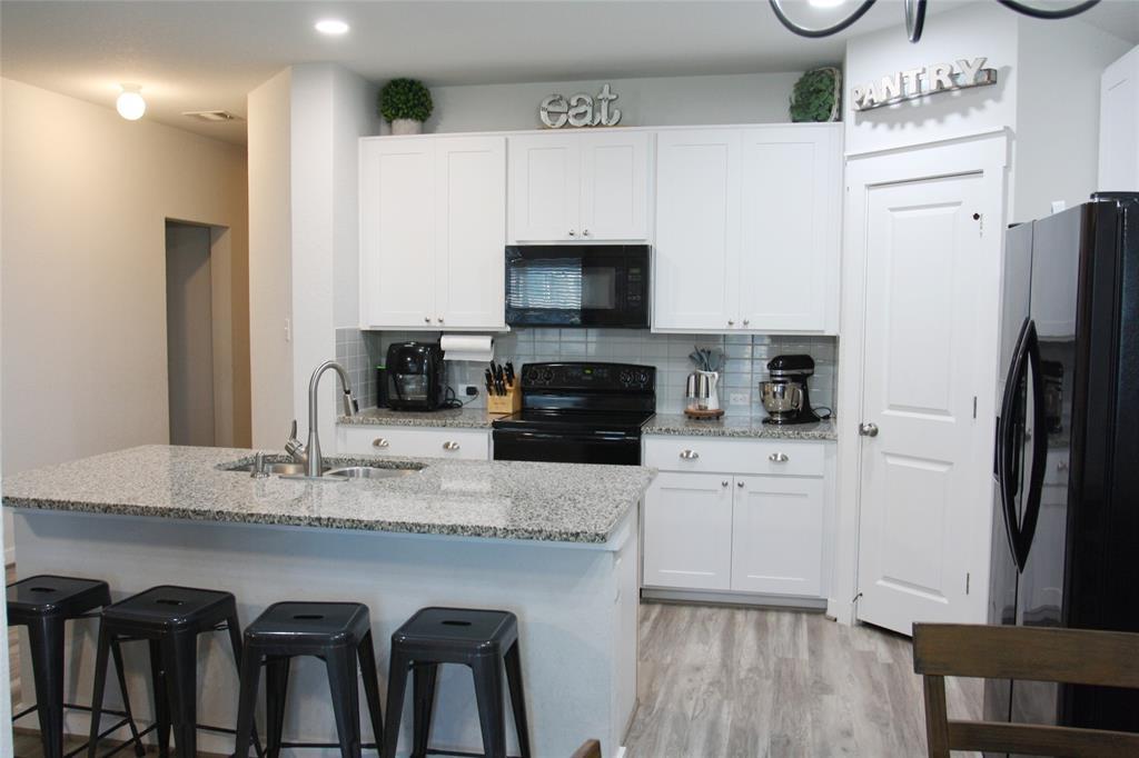 527 N HENDELSON Ln, Hutto, TX 78634