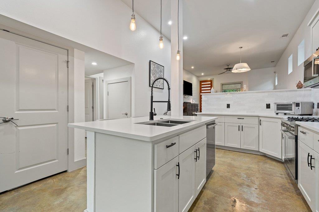 1131 Poquito St # A, Austin, TX 78702