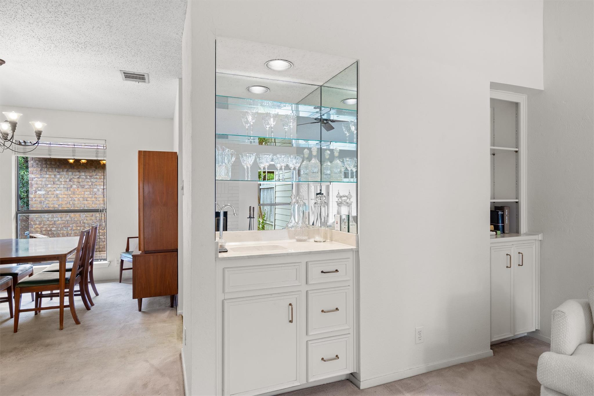 5724 N SCOUT ISLAND Cir, Austin, TX 78731