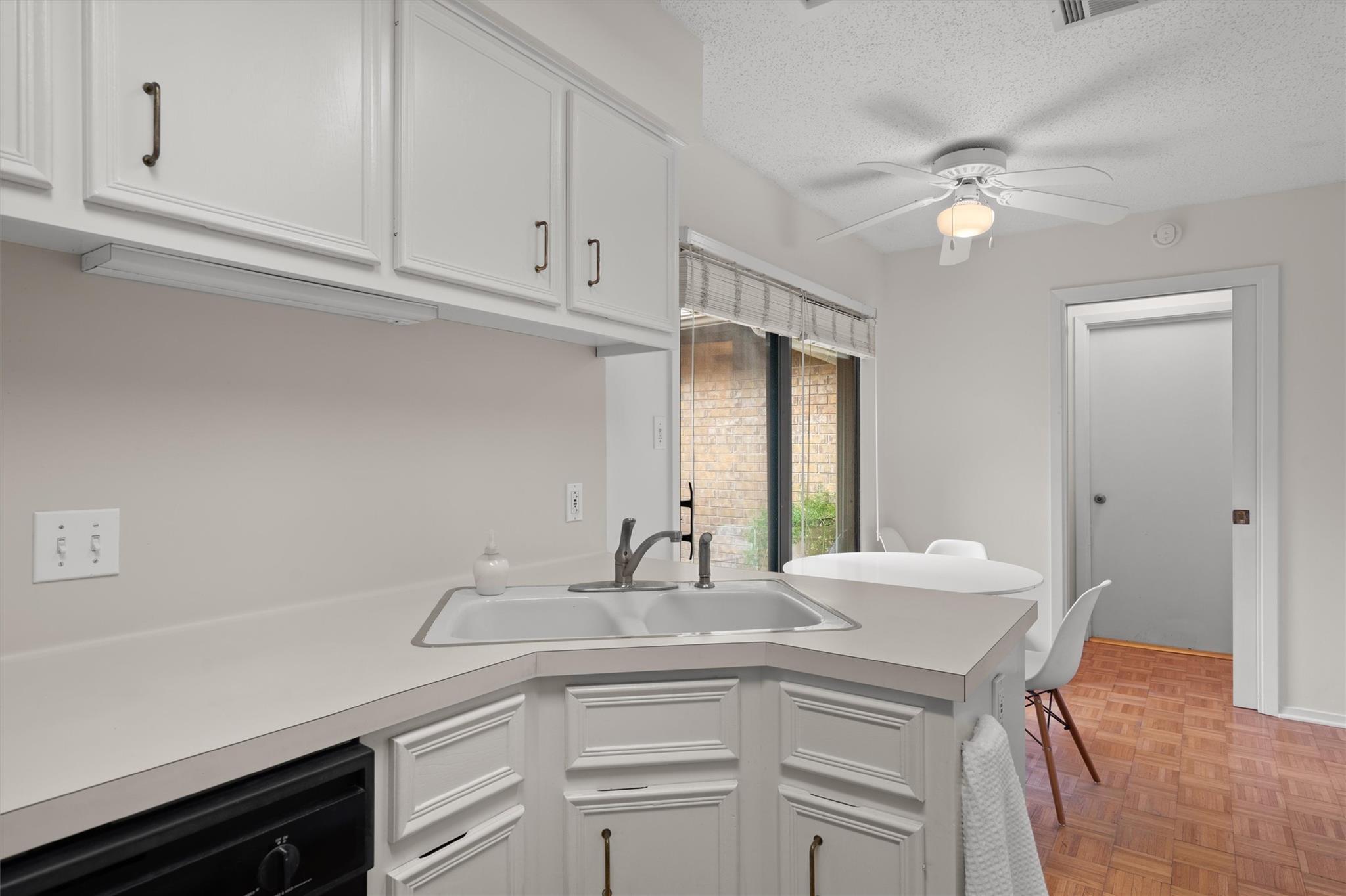 5724 N SCOUT ISLAND Cir, Austin, TX 78731