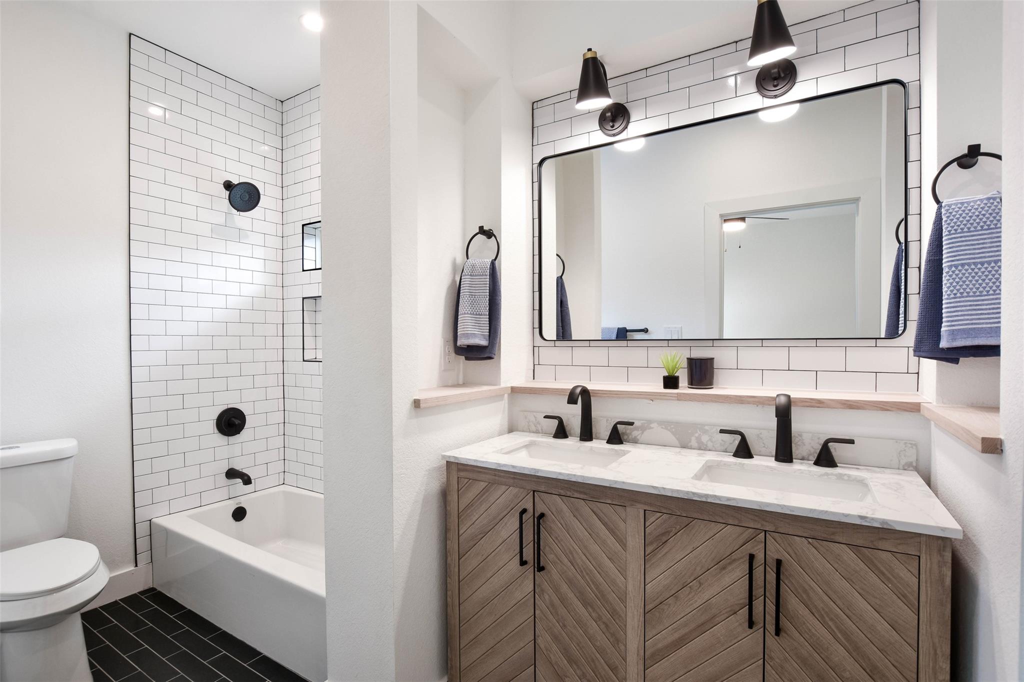 10901 W Lakeview Dr, Jonestown, TX 78645