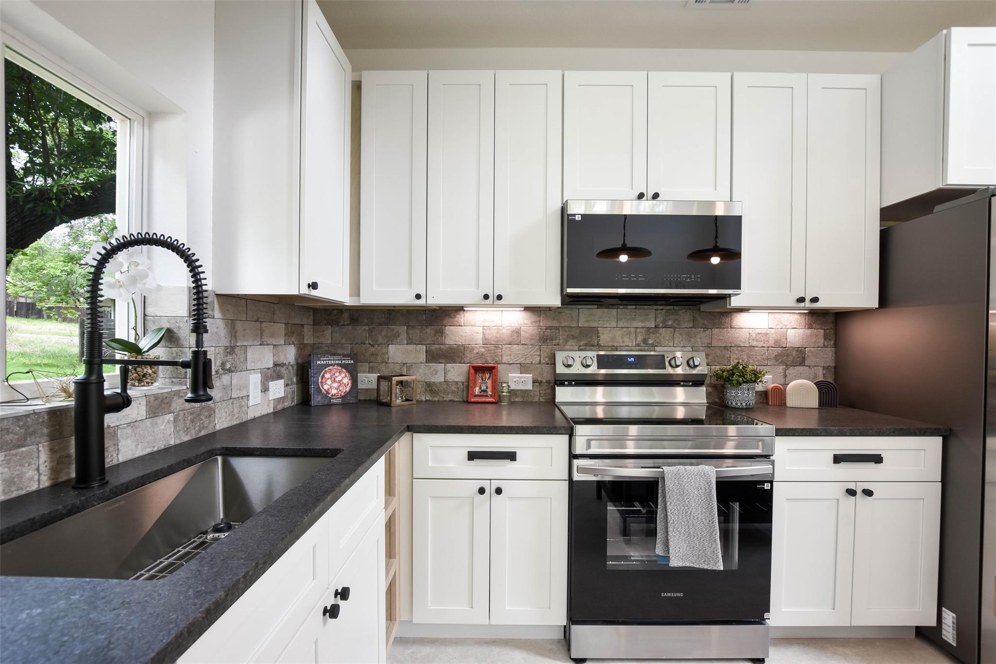 10901 W Lakeview Dr, Jonestown, TX 78645