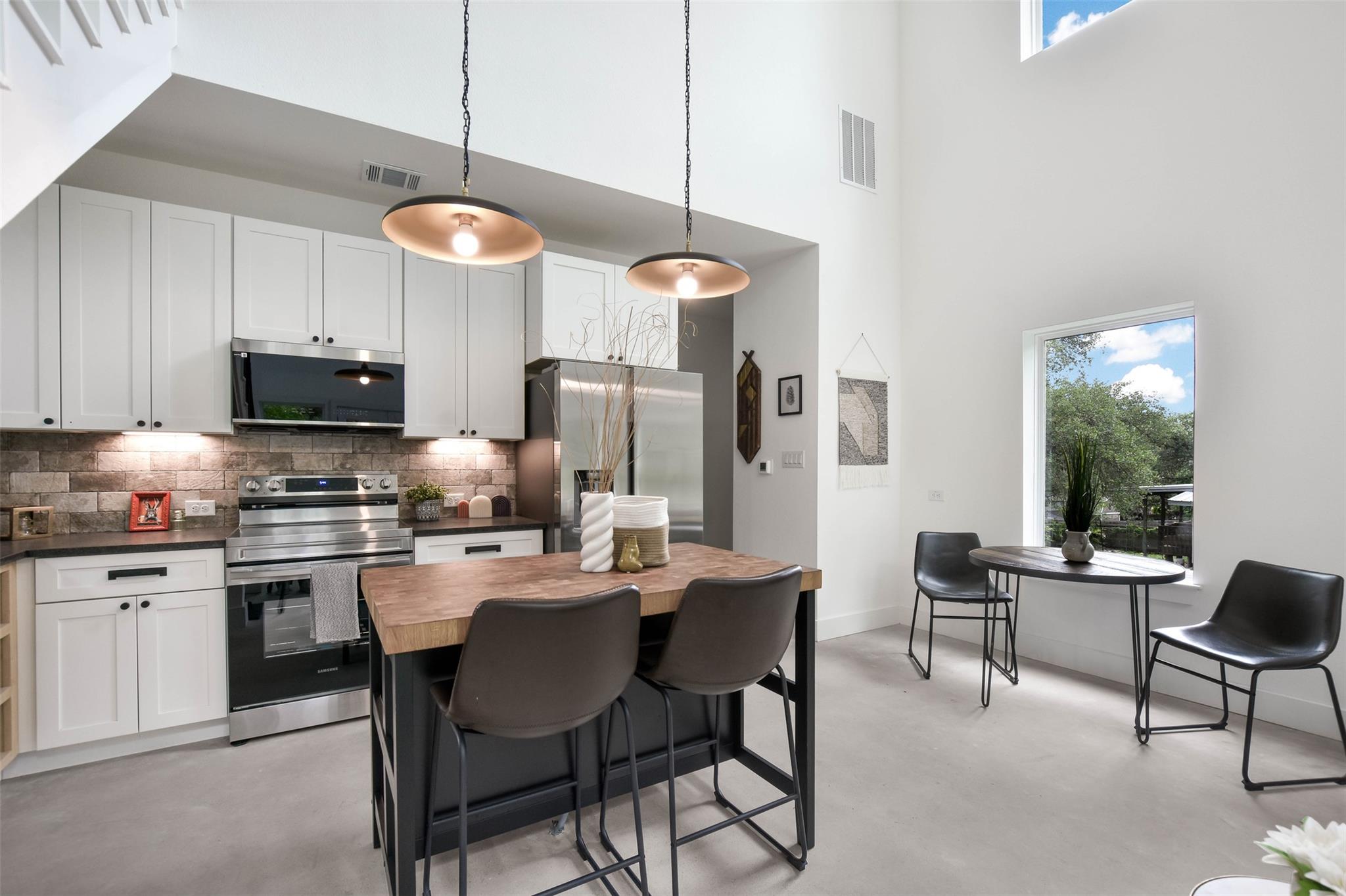 10901 W Lakeview Dr, Jonestown, TX 78645