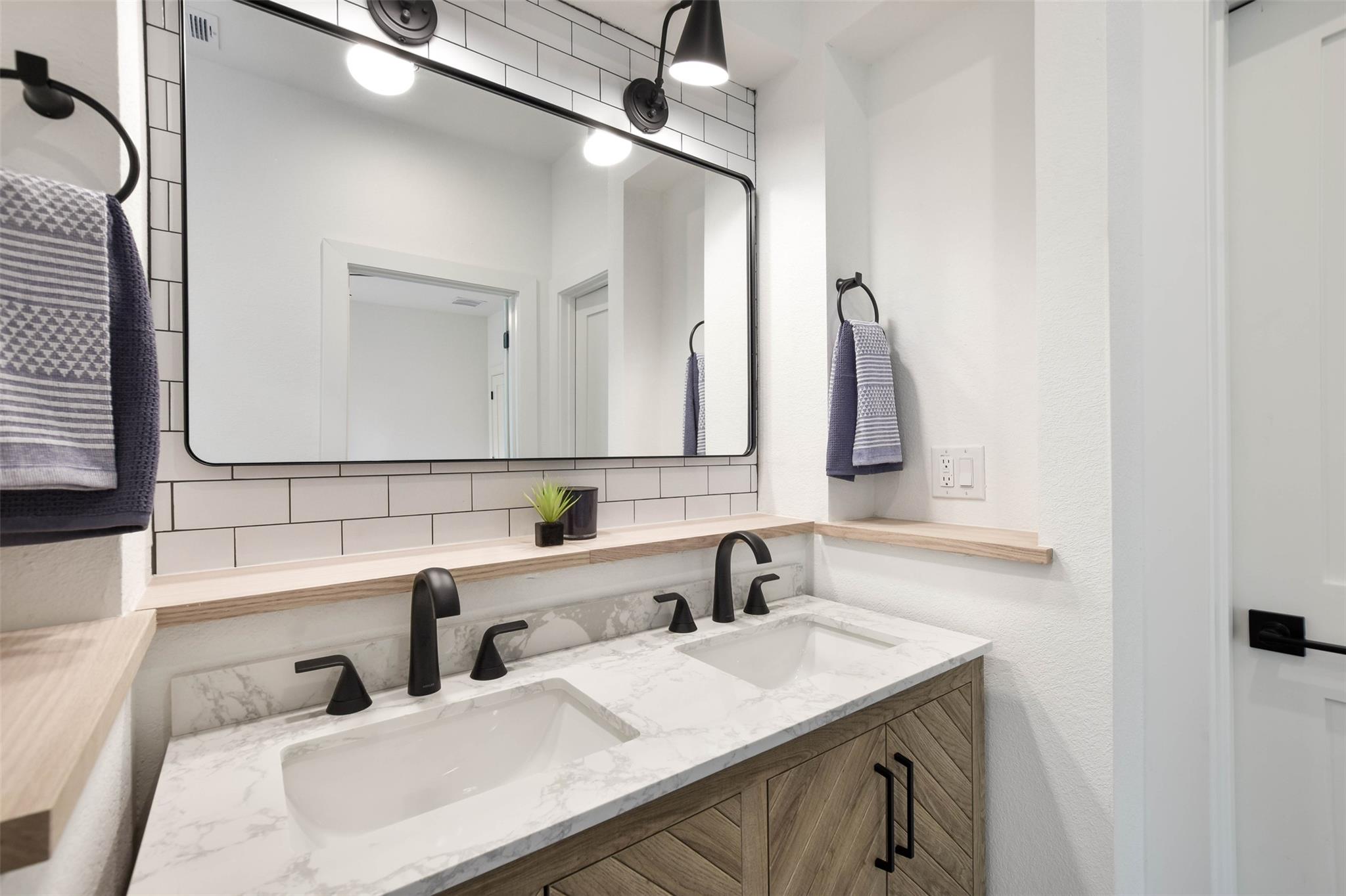 10901 W Lakeview Dr, Jonestown, TX 78645