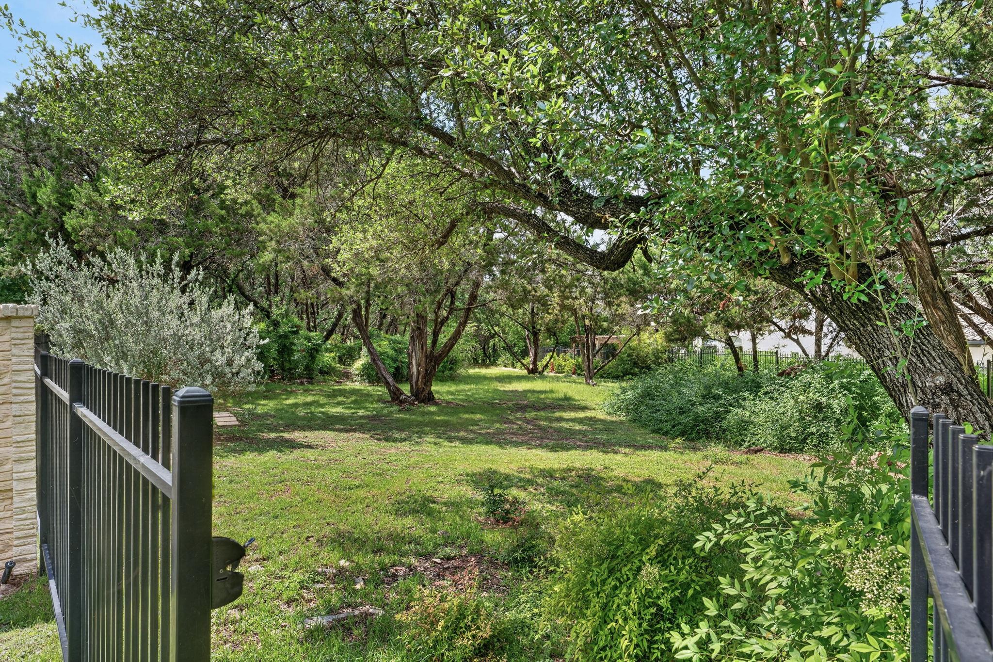 17 Stillmeadow Dr, The Hills, TX 78738