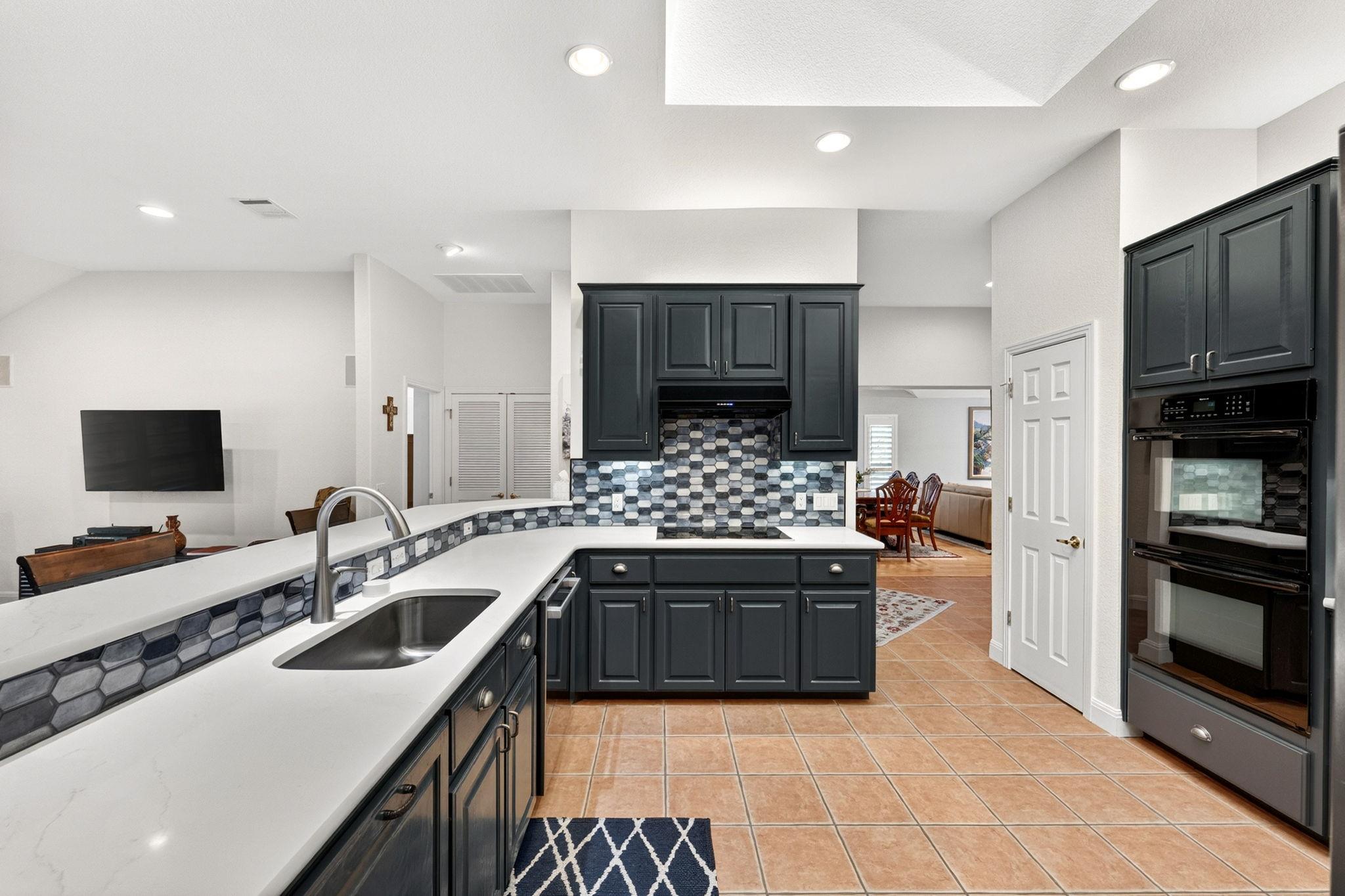 17 Stillmeadow Dr, The Hills, TX 78738