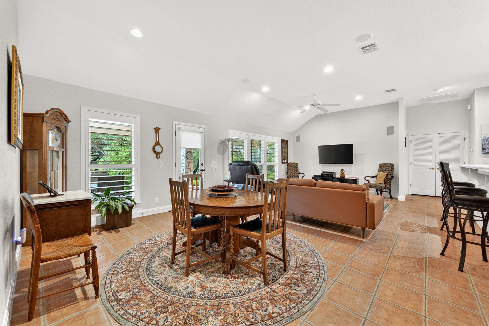 17 Stillmeadow Dr, The Hills, TX 78738