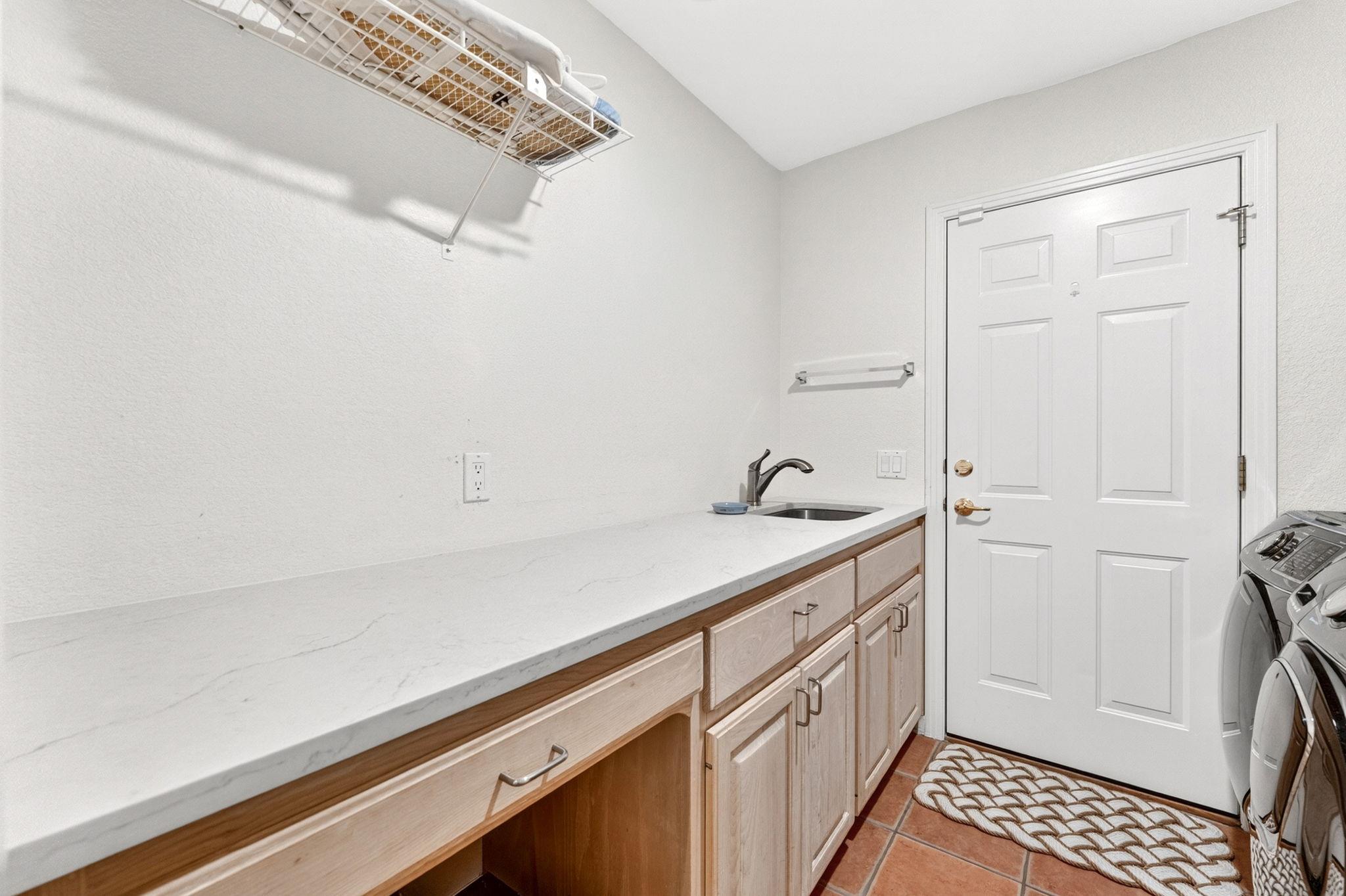 17 Stillmeadow Dr, The Hills, TX 78738