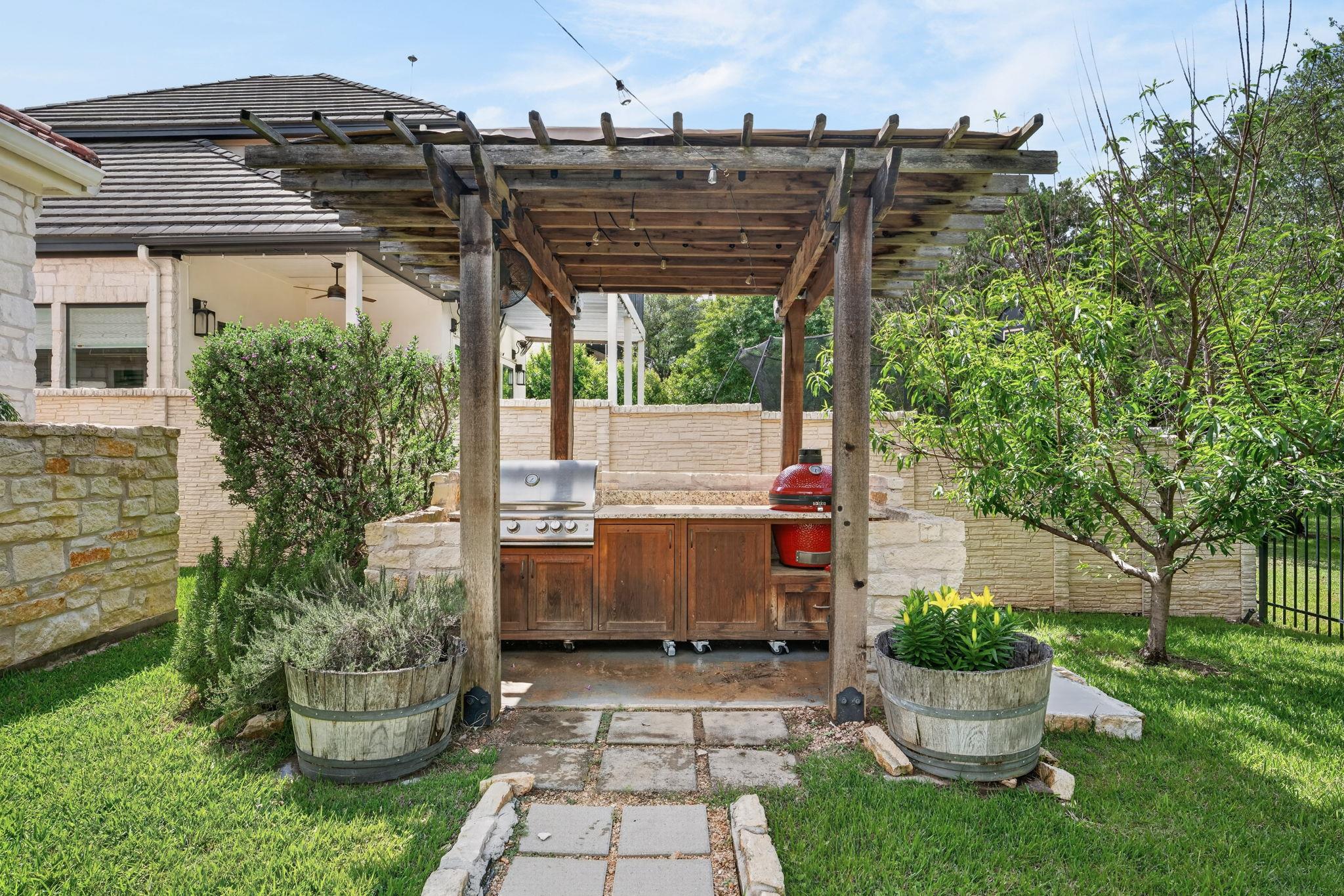 17 Stillmeadow Dr, The Hills, TX 78738