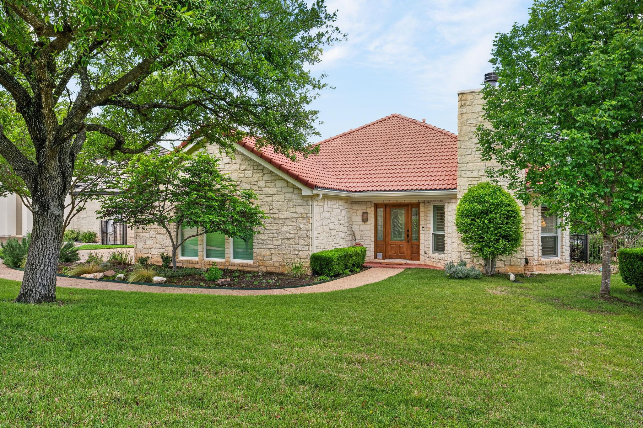 17 Stillmeadow Dr, The Hills, TX 78738