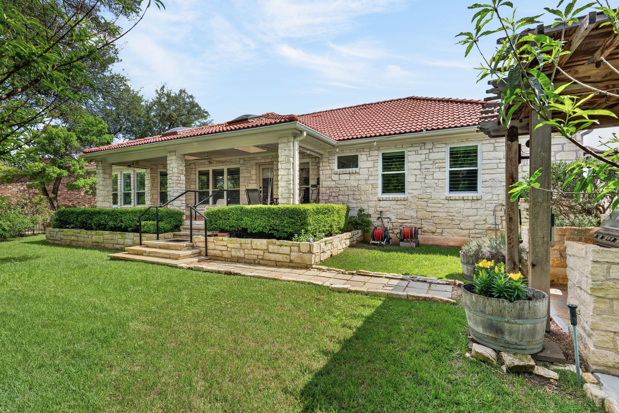 17 Stillmeadow Dr, The Hills, TX 78738