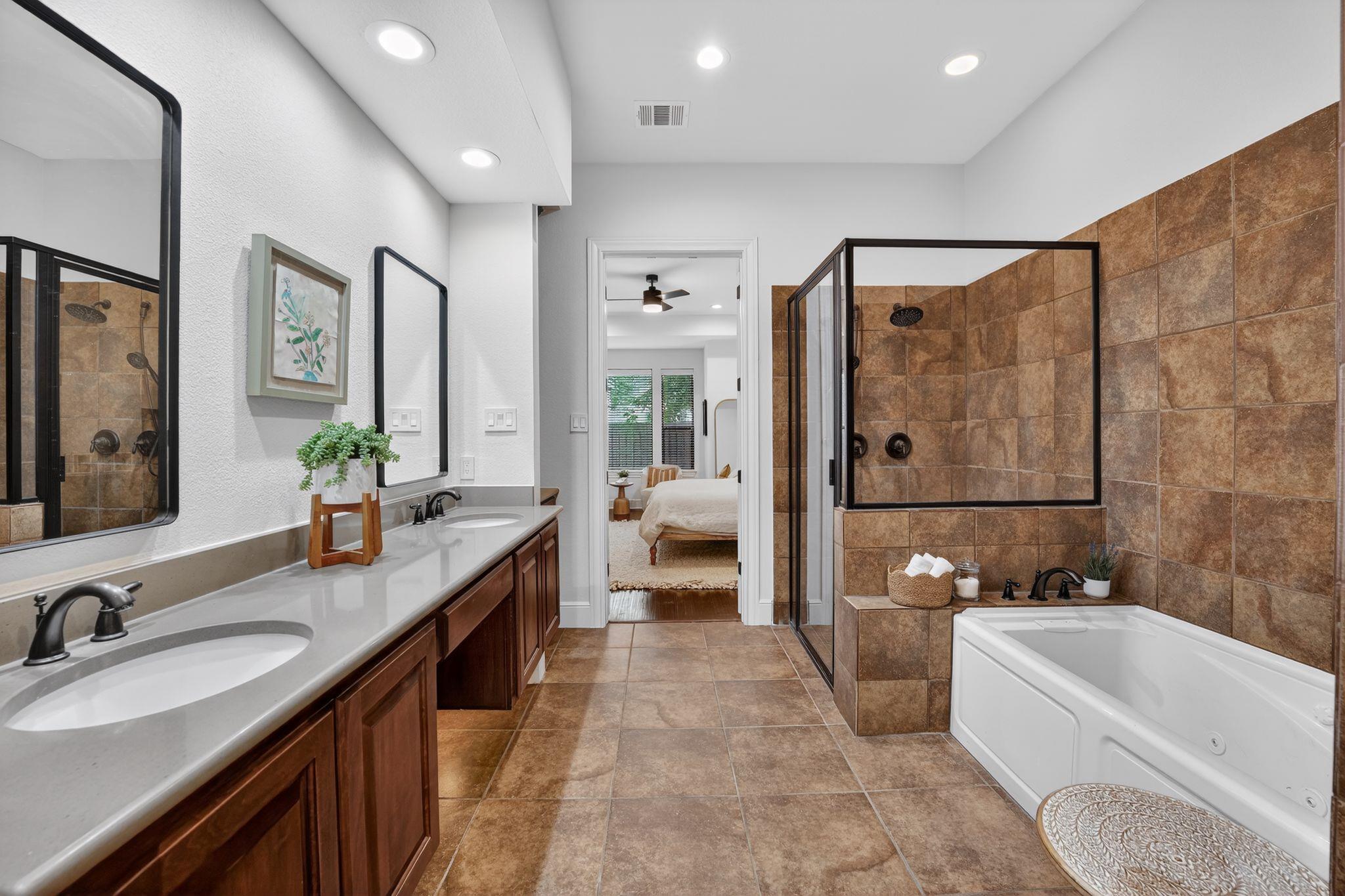 14 PRESTONWOOD Cir, Lakeway, TX 78734