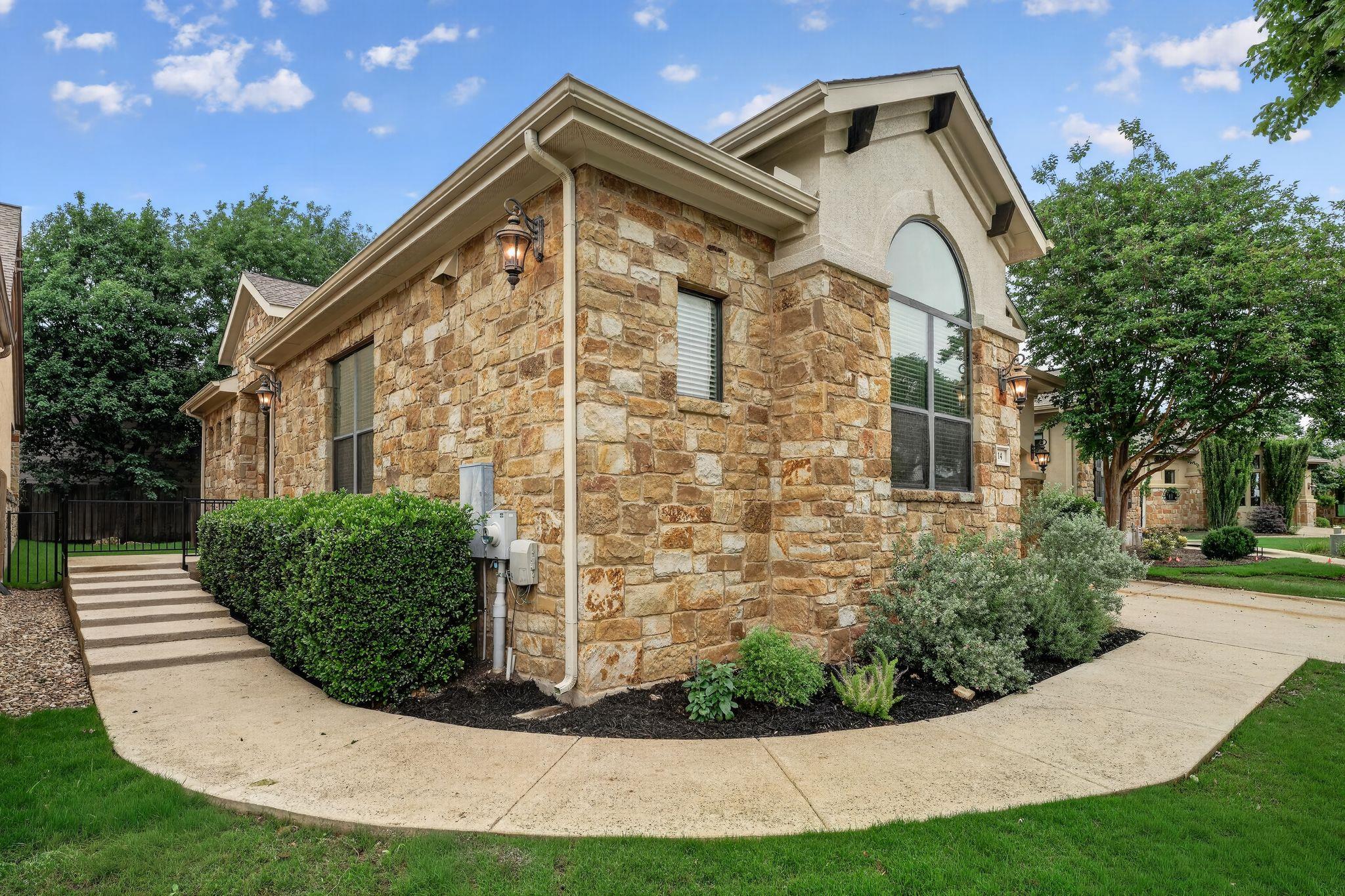 14 PRESTONWOOD Cir, Lakeway, TX 78734