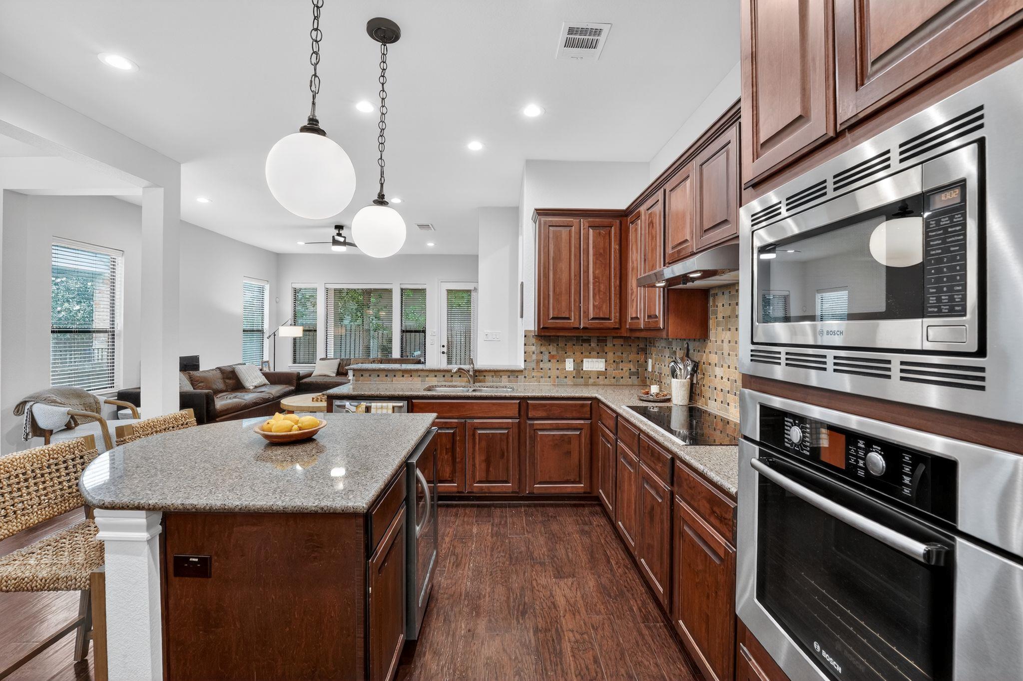 14 PRESTONWOOD Cir, Lakeway, TX 78734