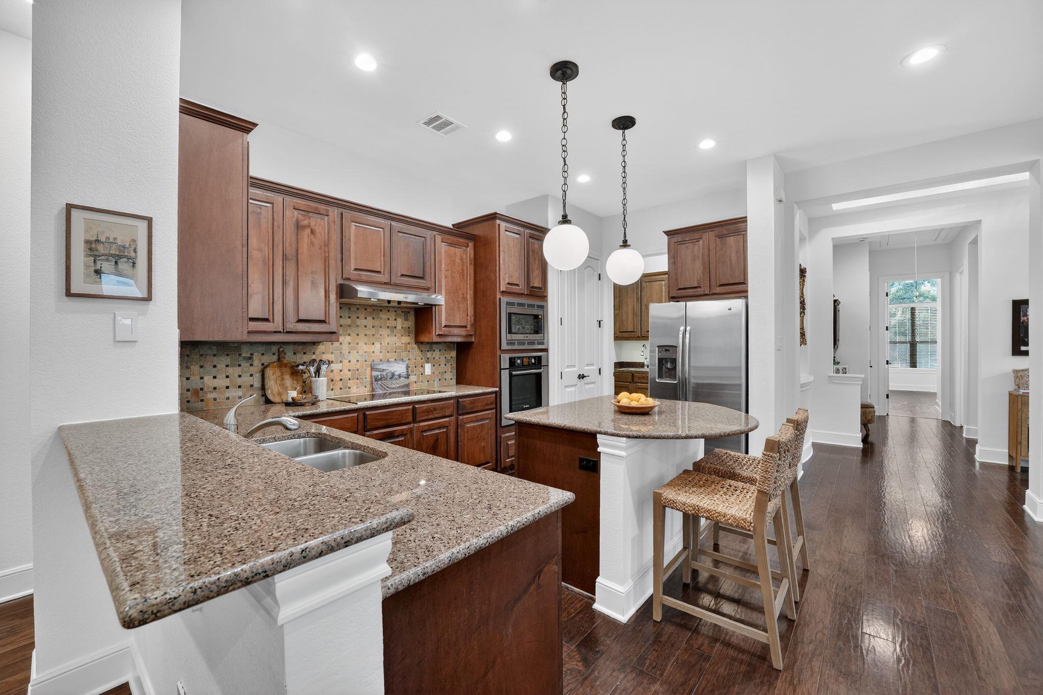 14 PRESTONWOOD Cir, Lakeway, TX 78734