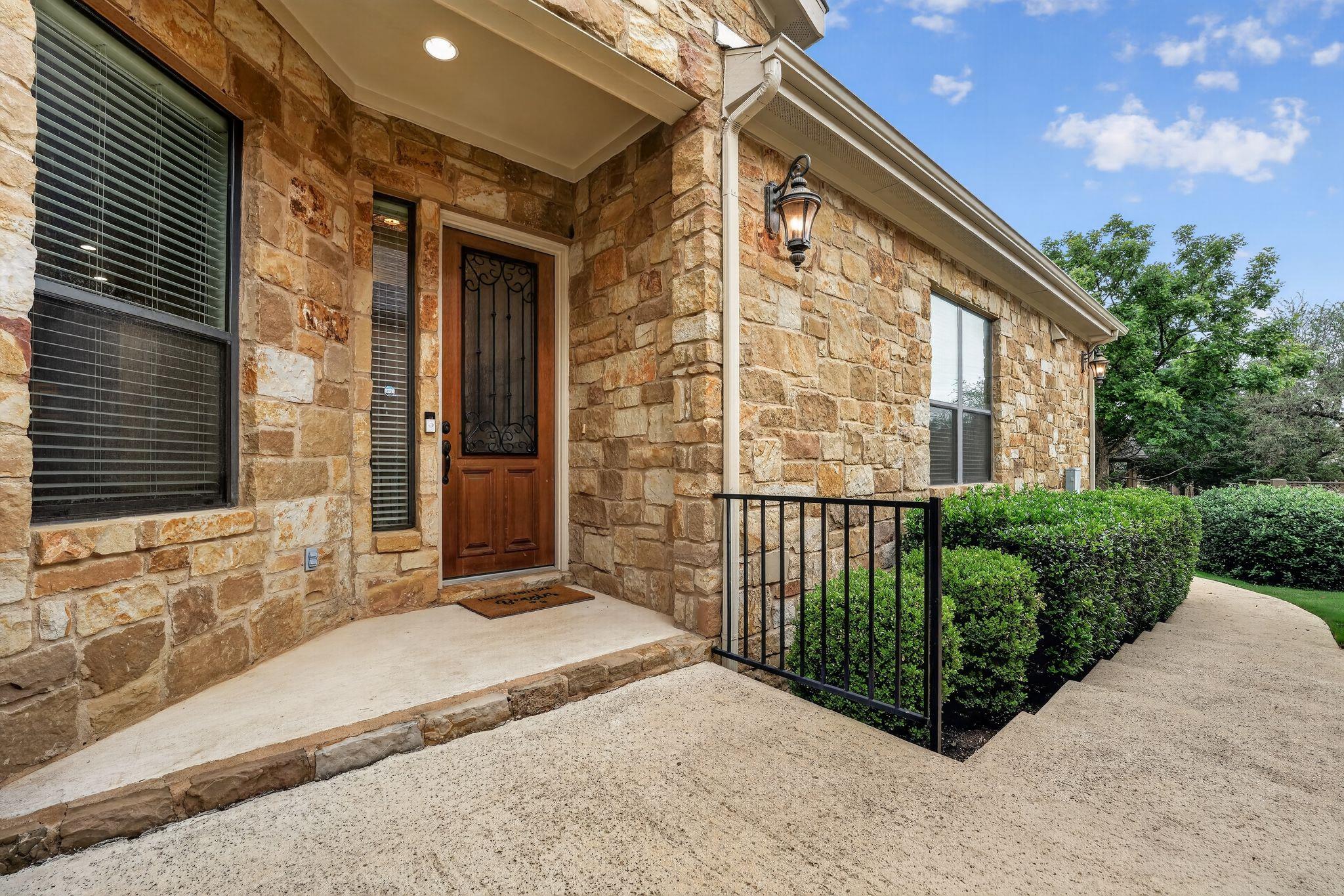 14 PRESTONWOOD Cir, Lakeway, TX 78734