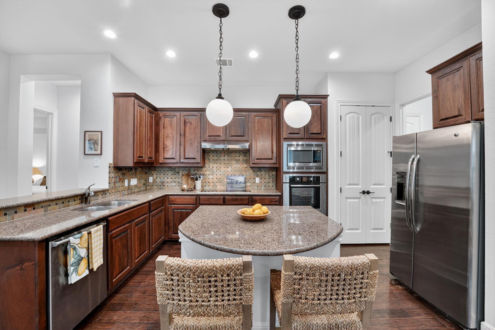 14 PRESTONWOOD Cir, Lakeway, TX 78734