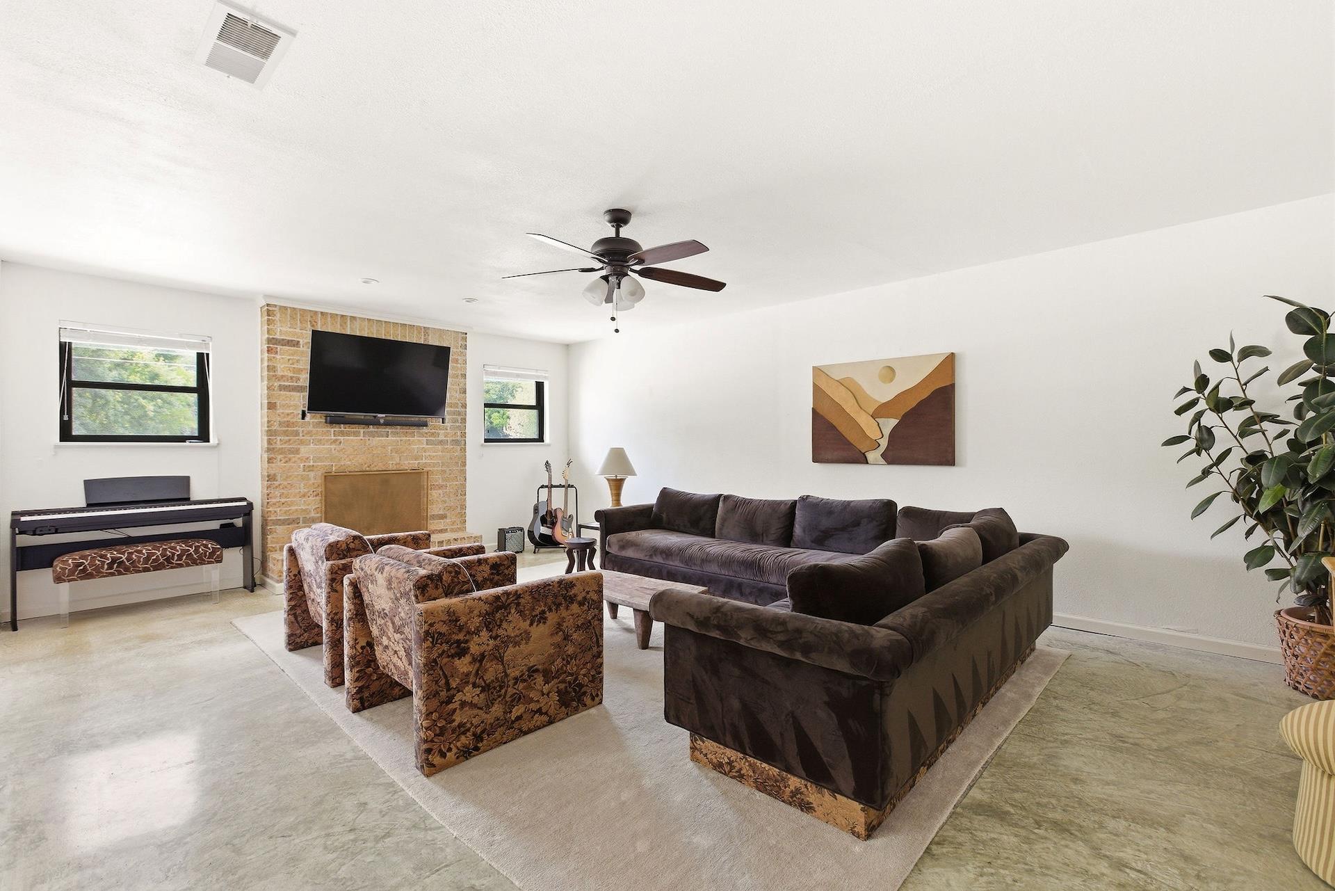 500 S Rio Grande St, Lockhart, TX 78644