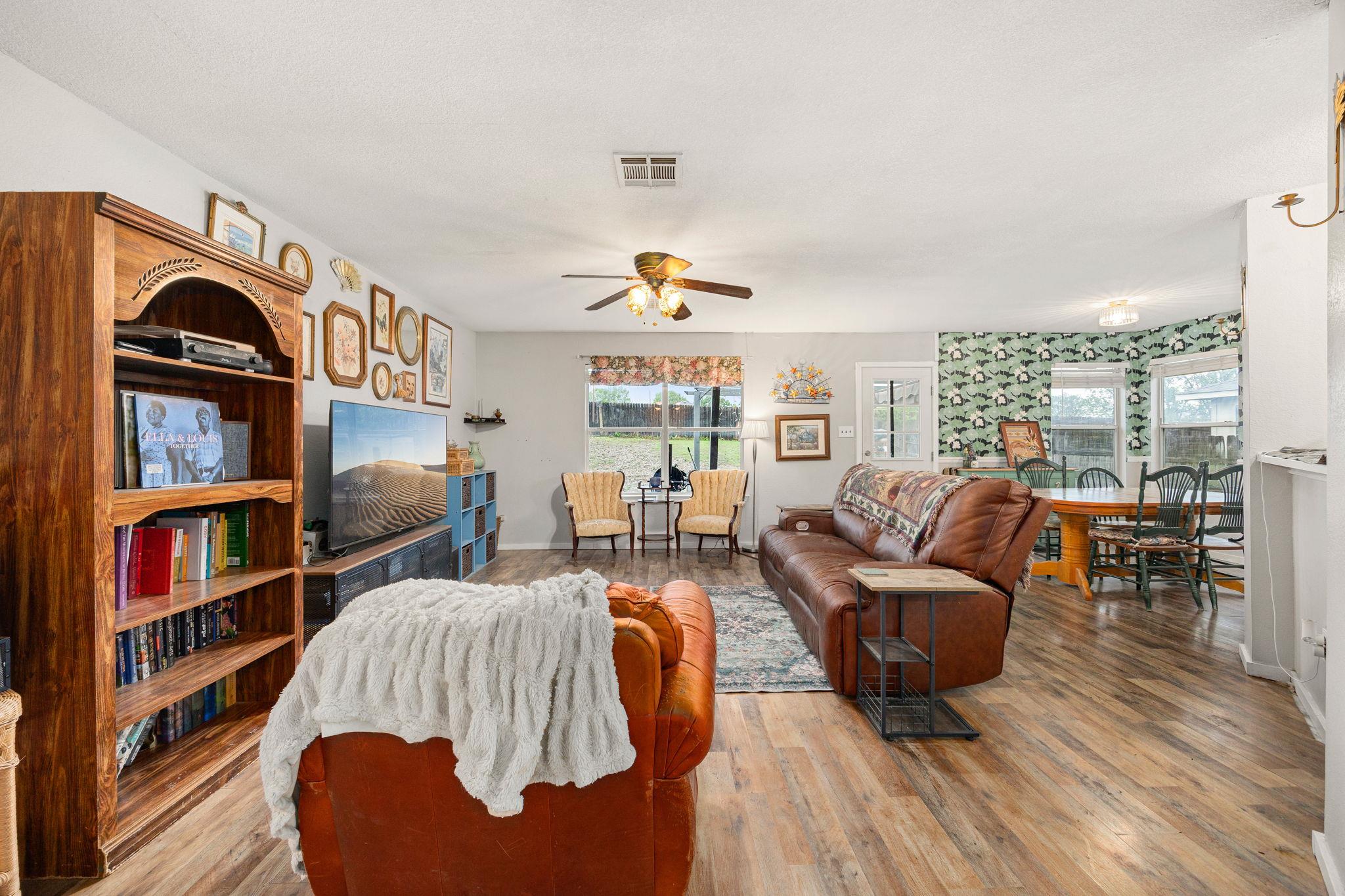 137 Sawgrass Cir, Kyle, TX 78640