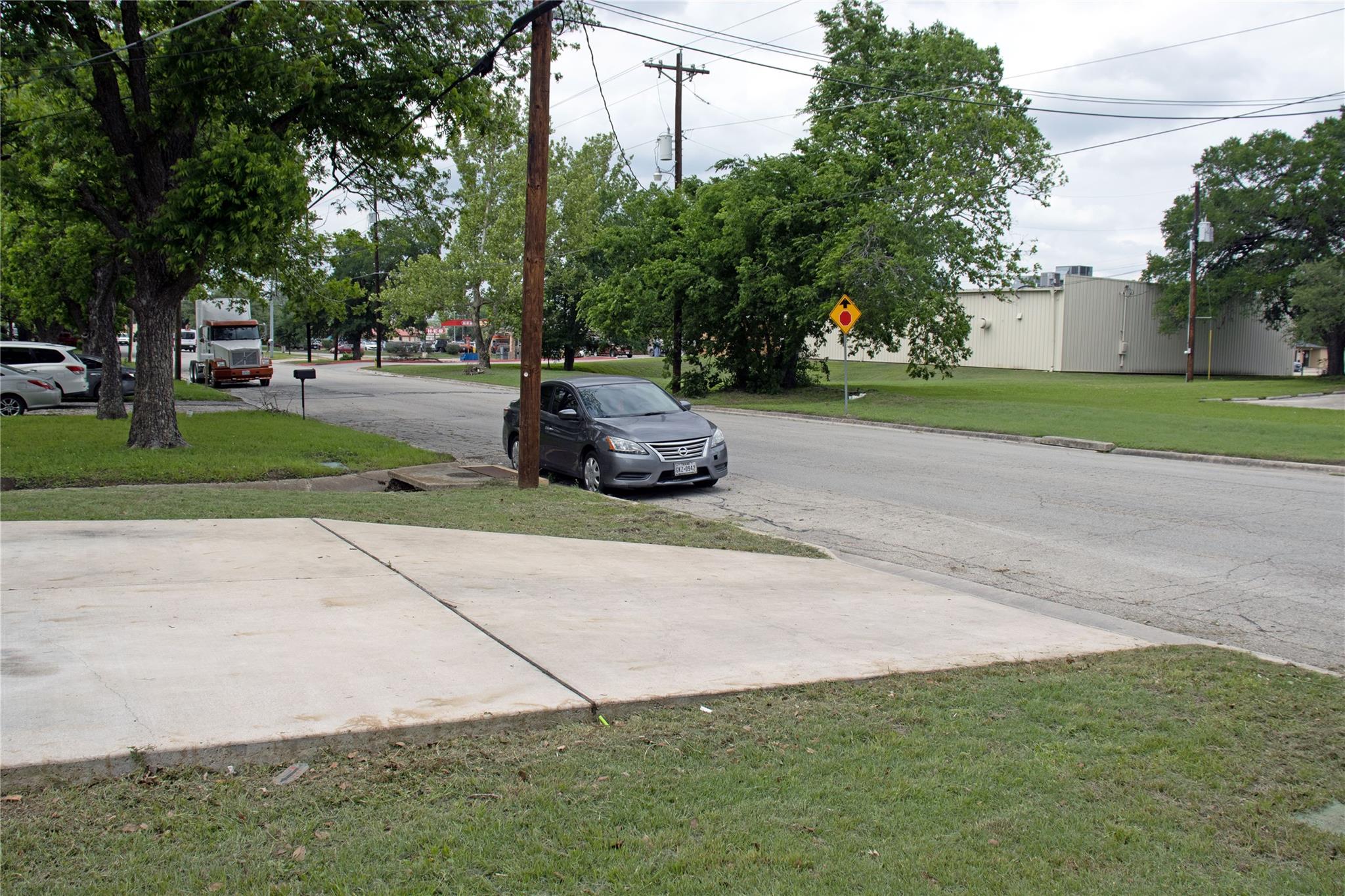 633 S Commerce St, Lockhart, TX 78644