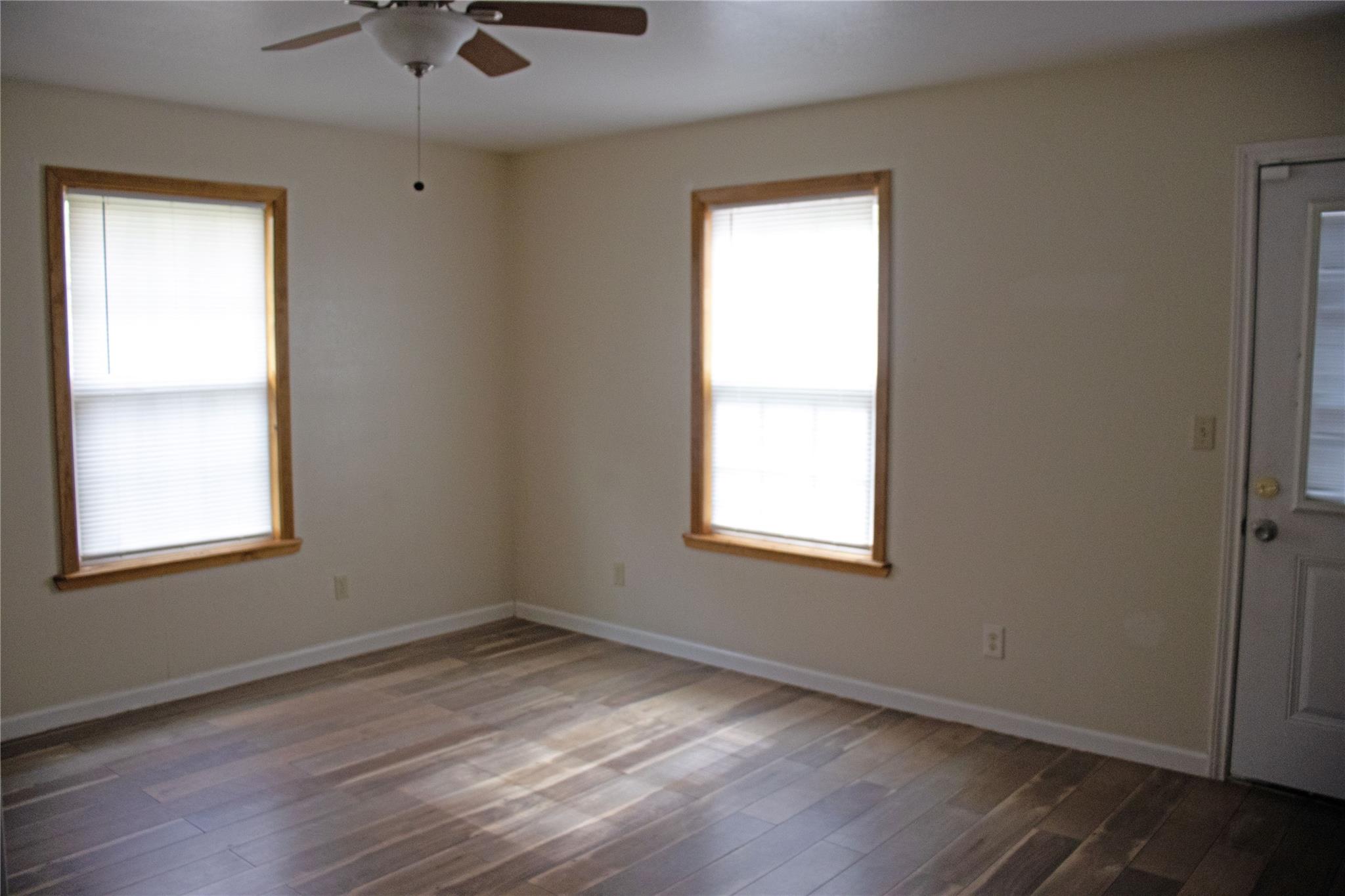 633 S Commerce St, Lockhart, TX 78644