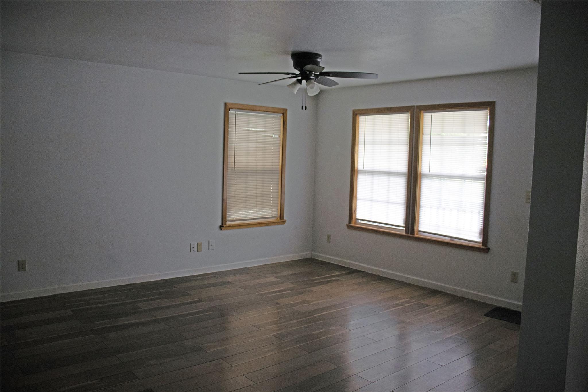 633 S Commerce St, Lockhart, TX 78644