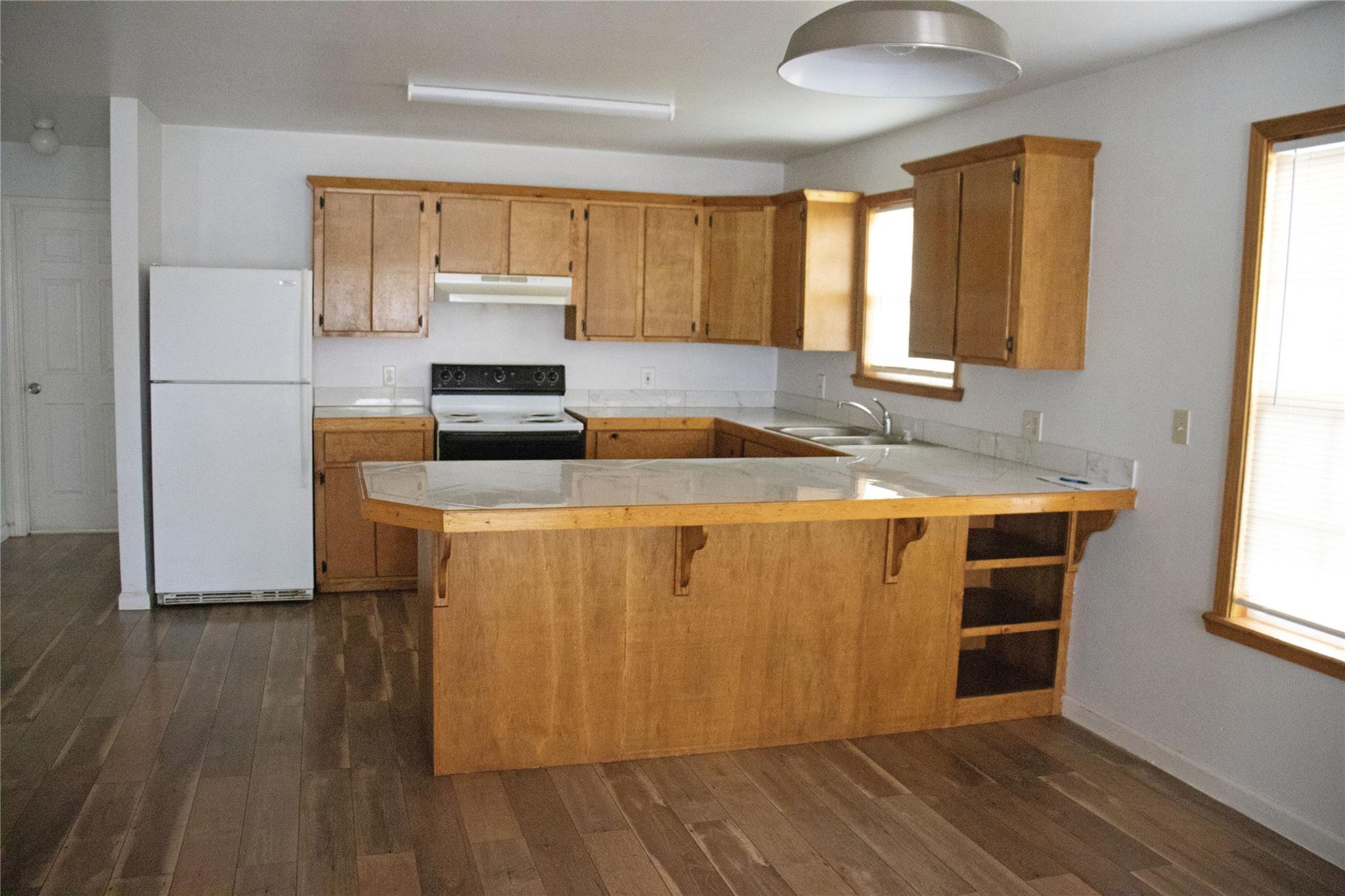 633 S Commerce St, Lockhart, TX 78644