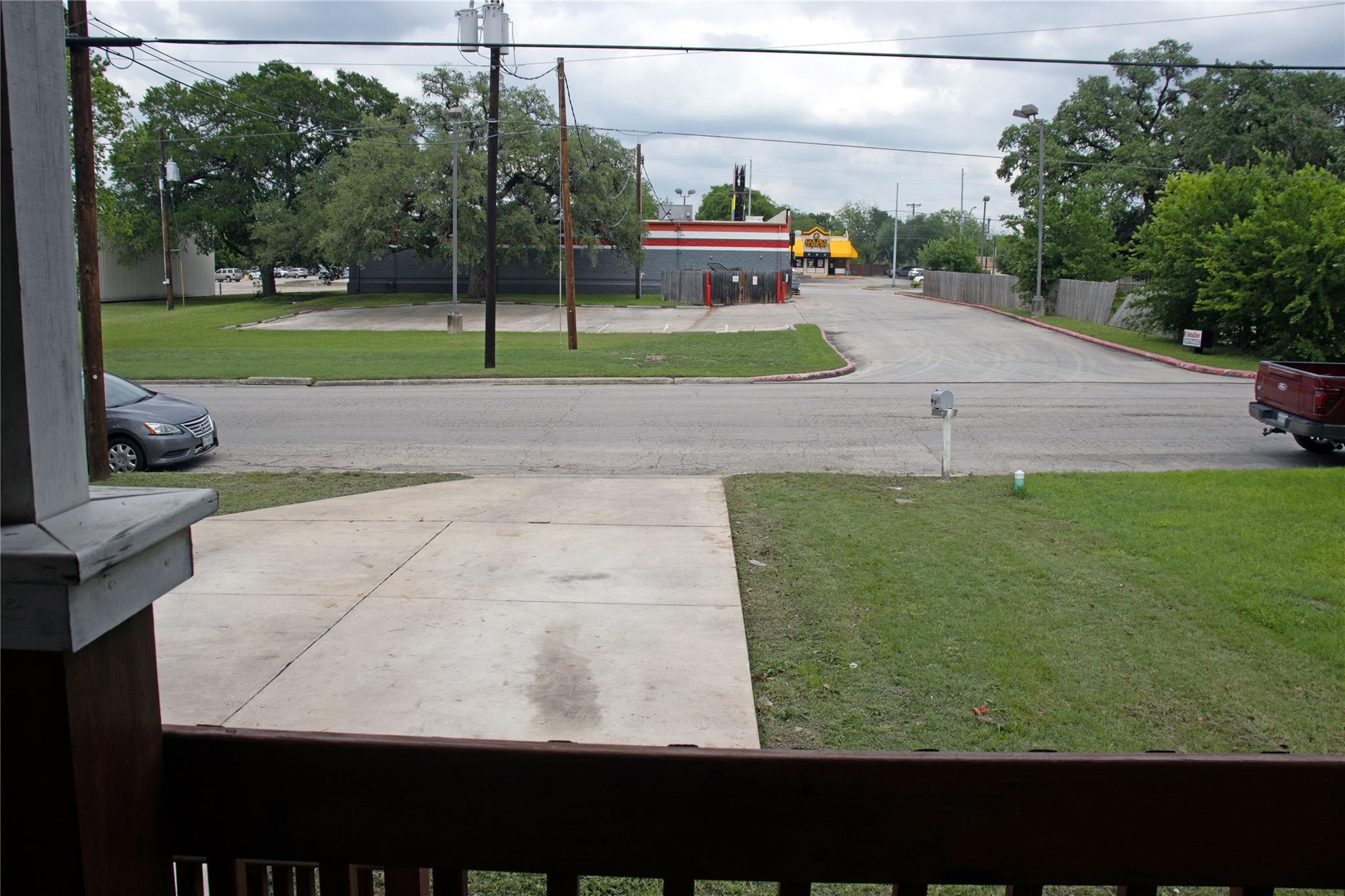 633 S Commerce St, Lockhart, TX 78644