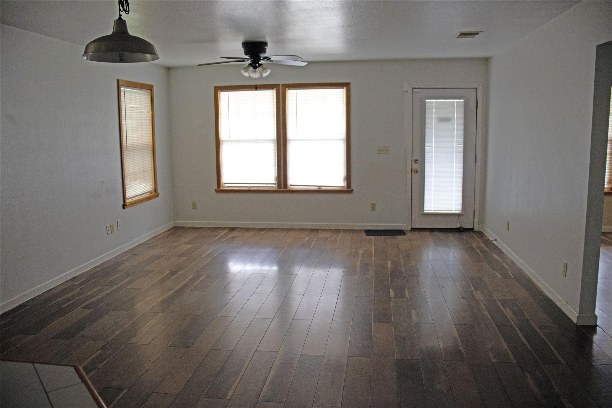 633 S Commerce St, Lockhart, TX 78644