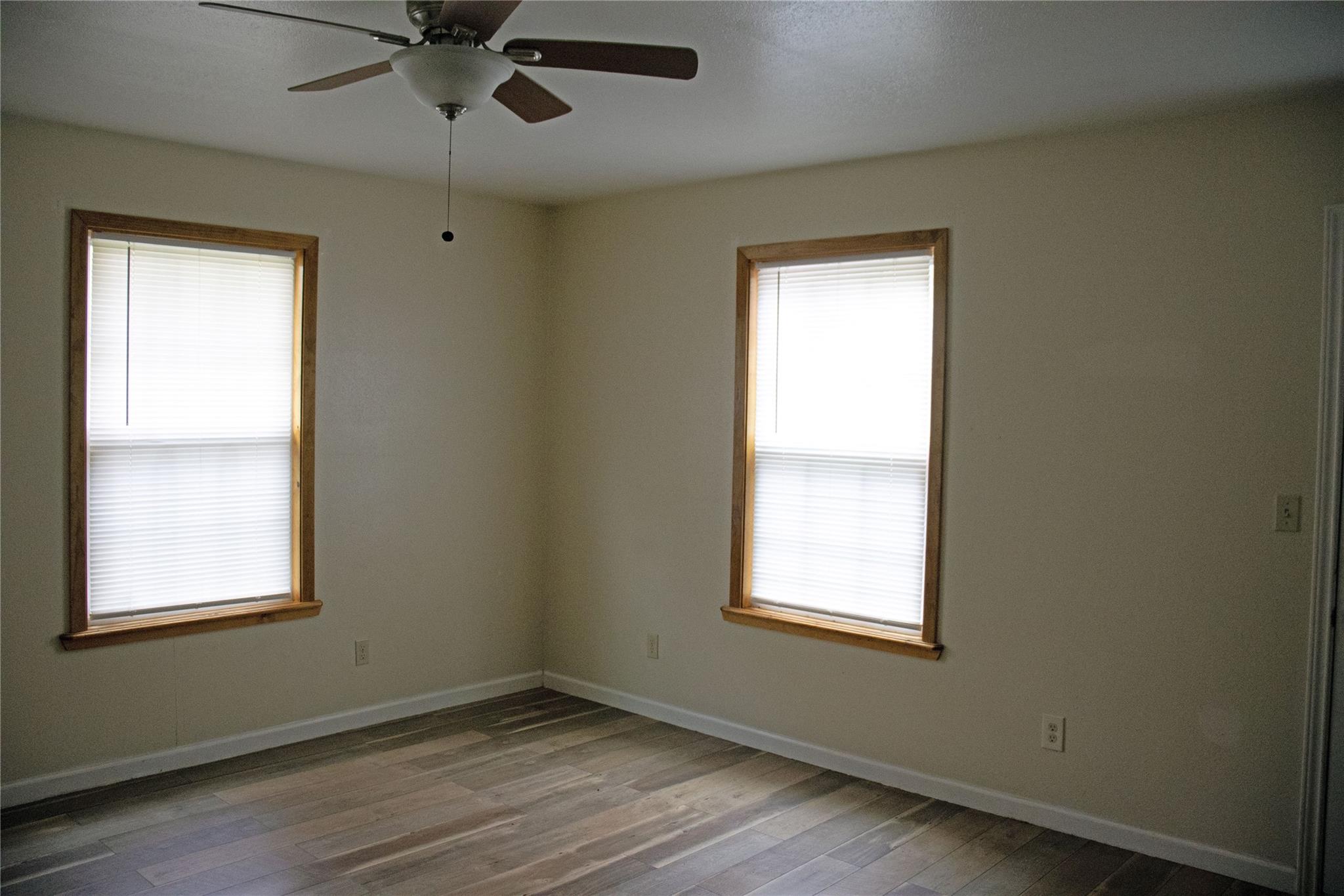 633 S Commerce St, Lockhart, TX 78644