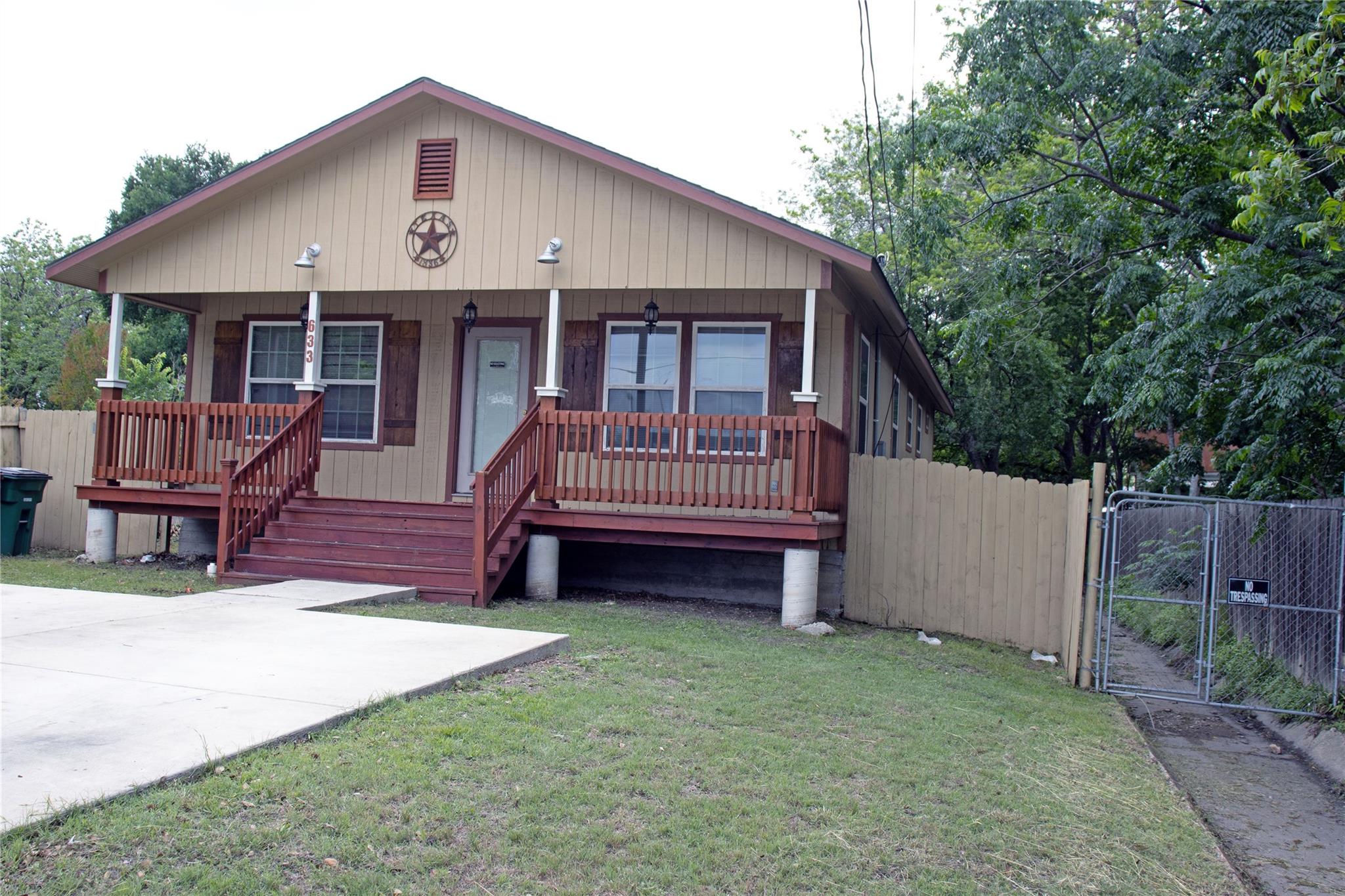 633 S Commerce St, Lockhart, TX 78644