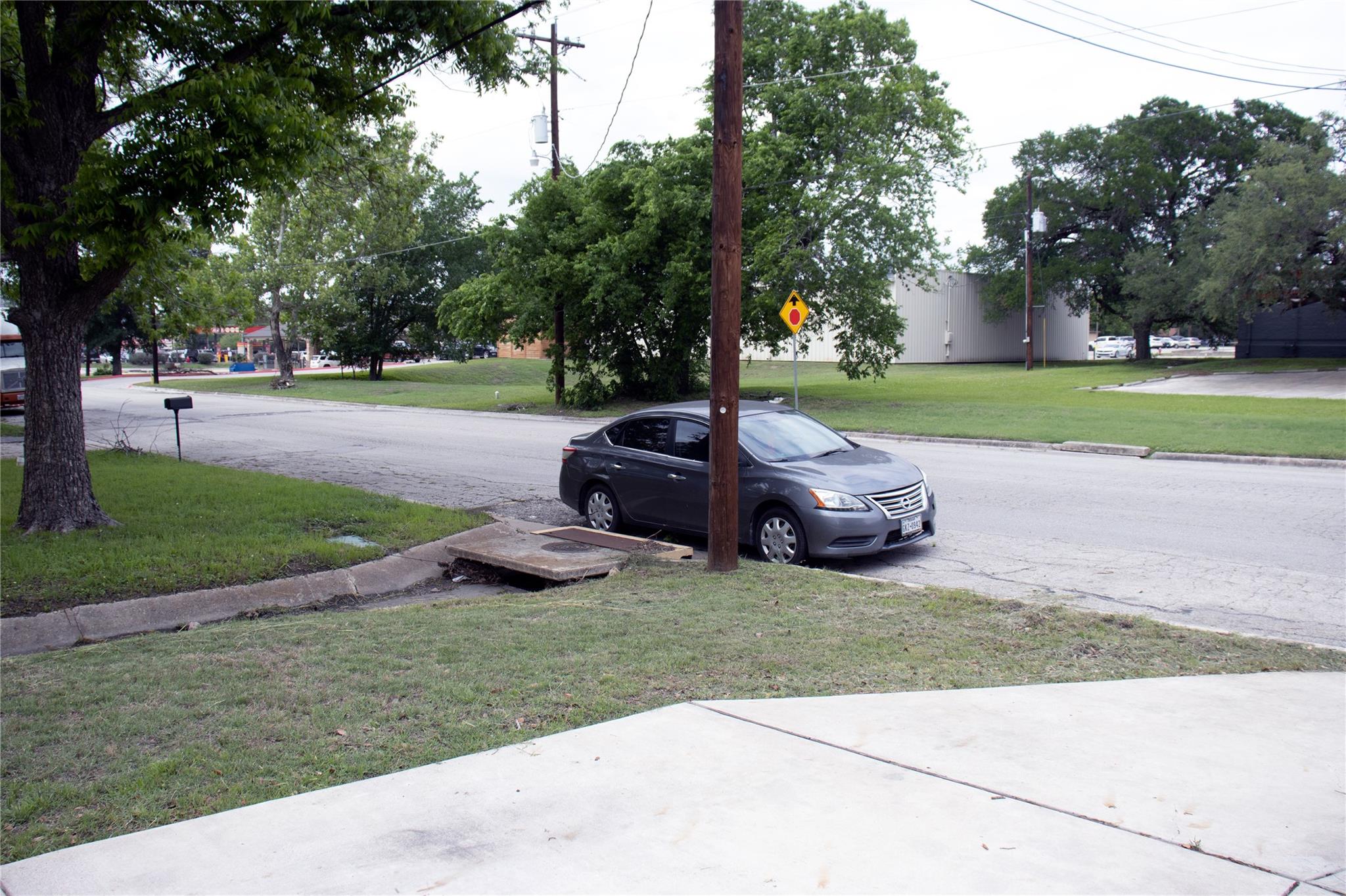 633 S Commerce St, Lockhart, TX 78644