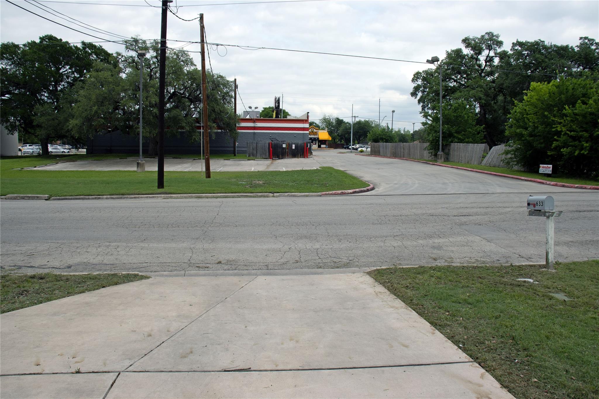 633 S Commerce St, Lockhart, TX 78644