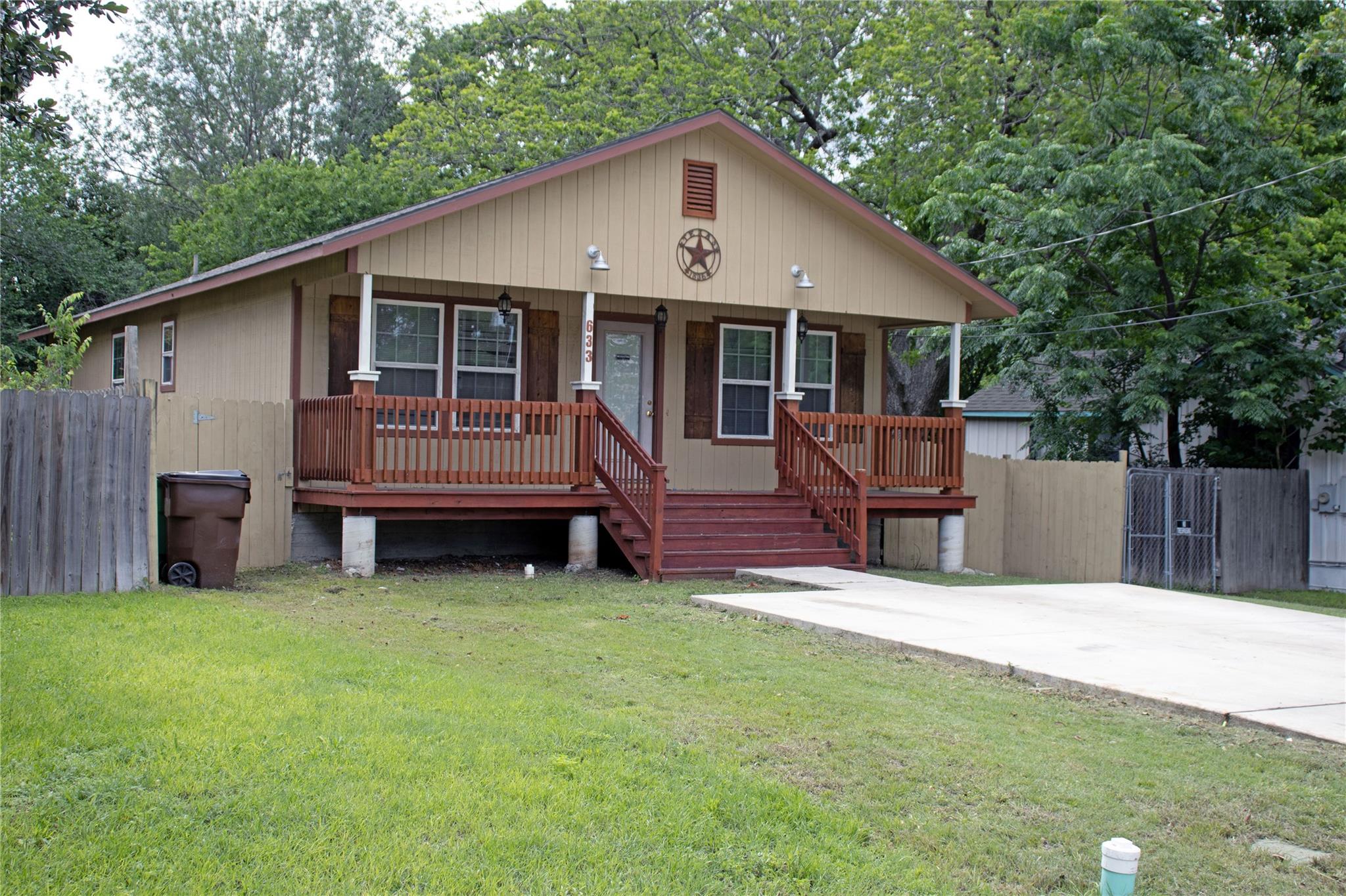 633 S Commerce St, Lockhart, TX 78644
