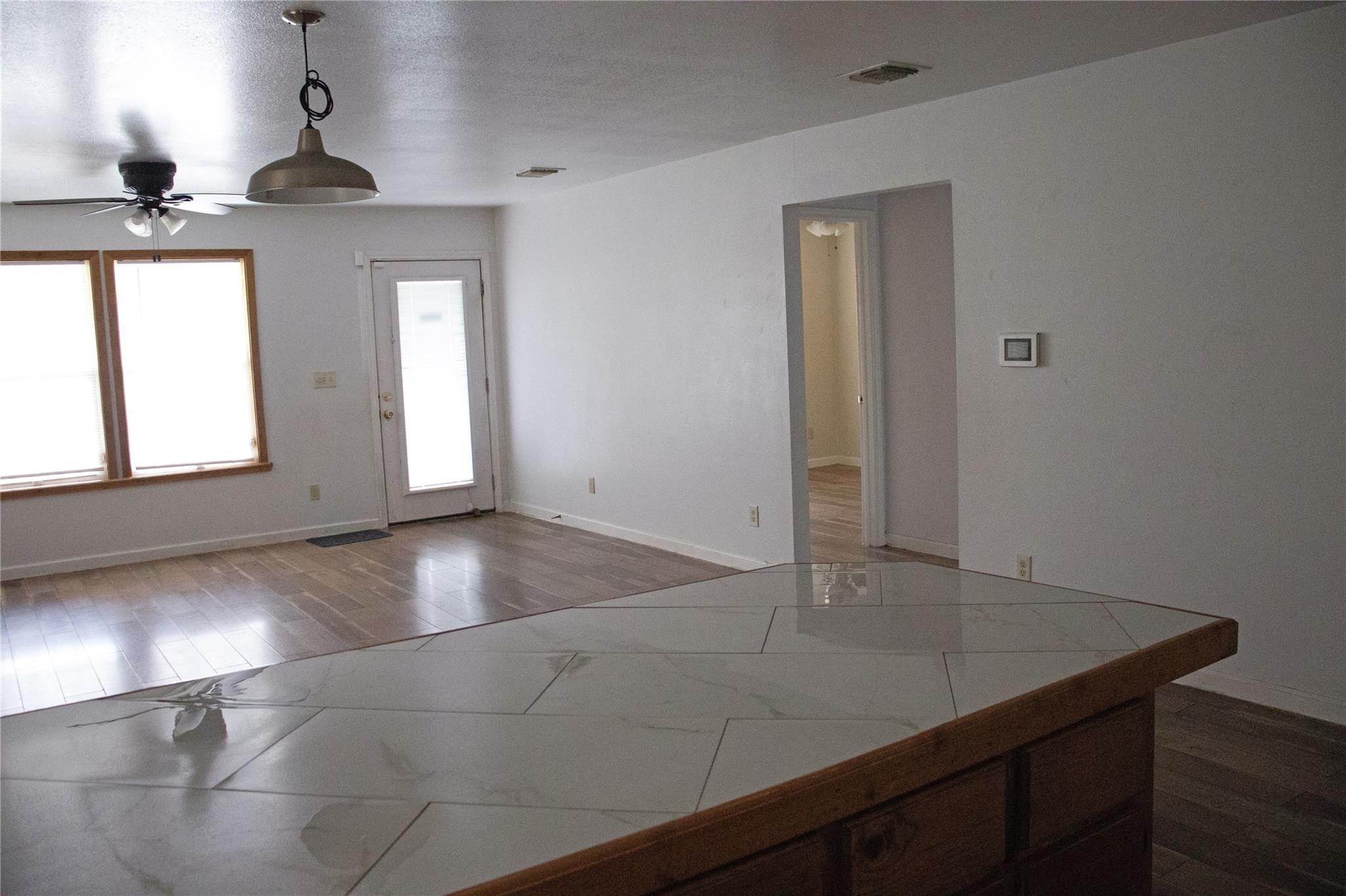 633 S Commerce St, Lockhart, TX 78644