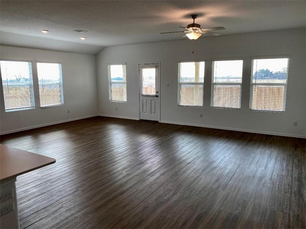 215 Chickasaw Ln, Hutto, TX 78634