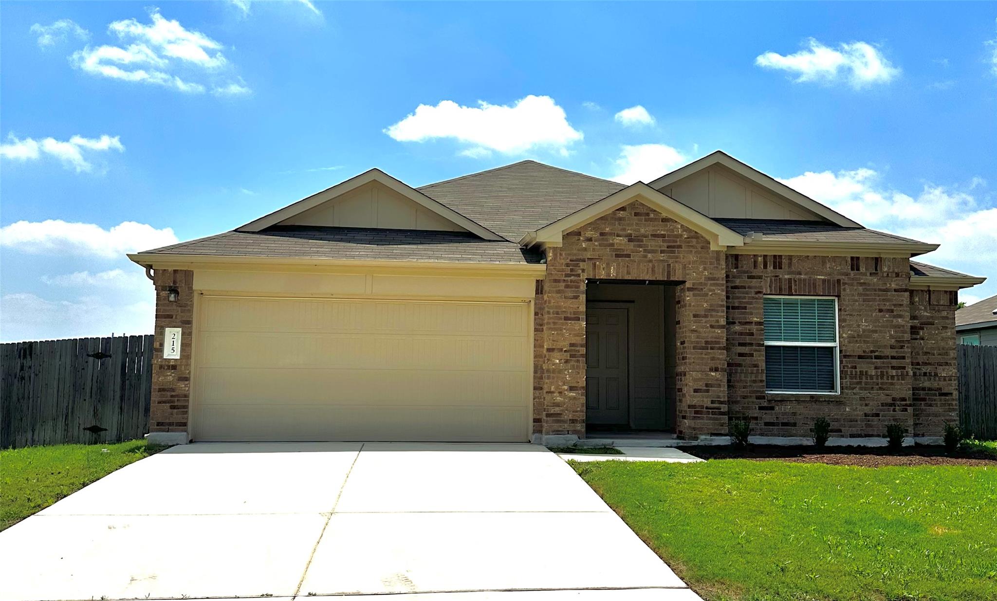 215 Chickasaw Ln, Hutto, TX 78634